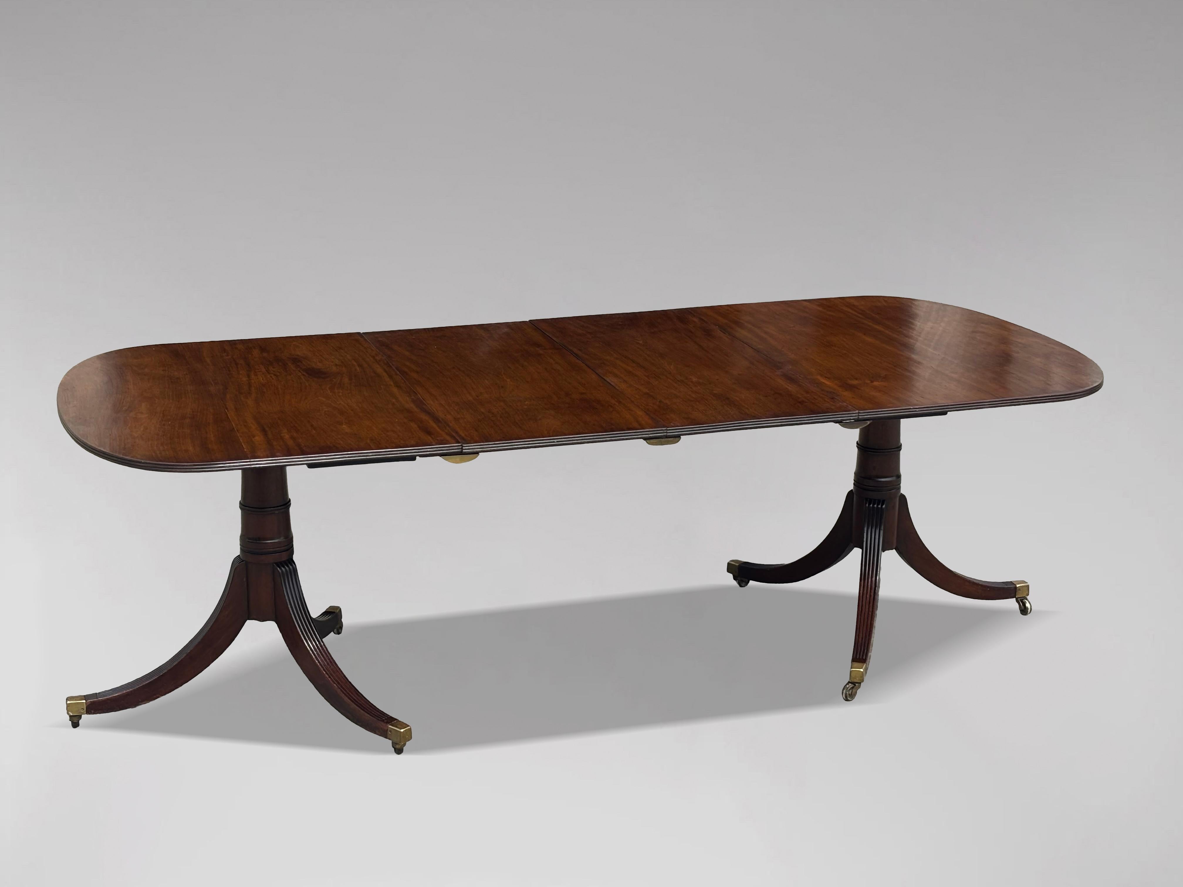 Raffinato tavolo da pranzo a due piedistalli in mogano massiccio del primo Ottocento georgiano

Un elegante tavolo da pranzo allungabile in mogano di buona qualità risalente alla fine del XIX secolo. Presenta un piano rettangolare in mogano