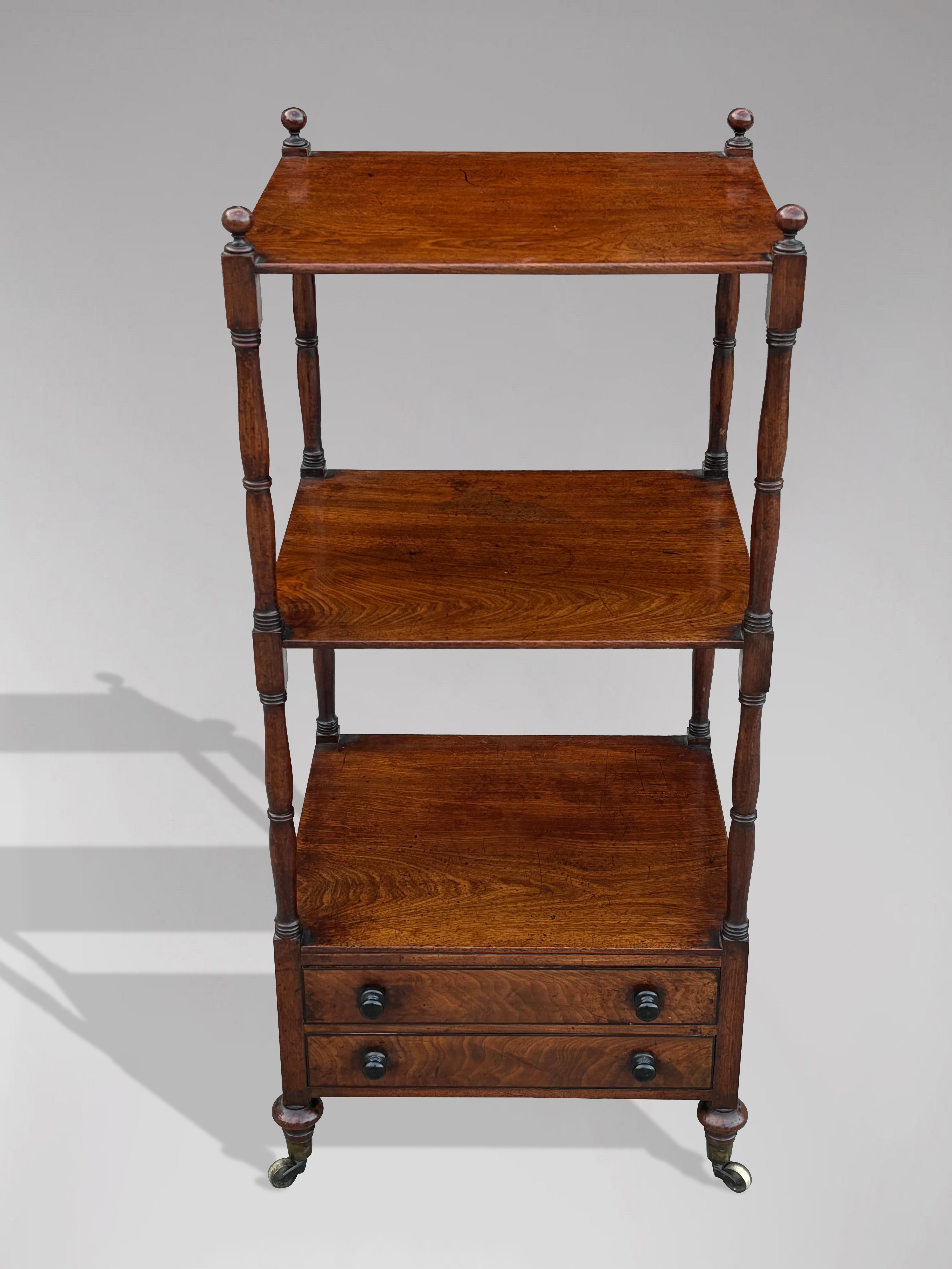 Britannique Début du 19ème siècle, période George III, en acajou, Whatnot en vente