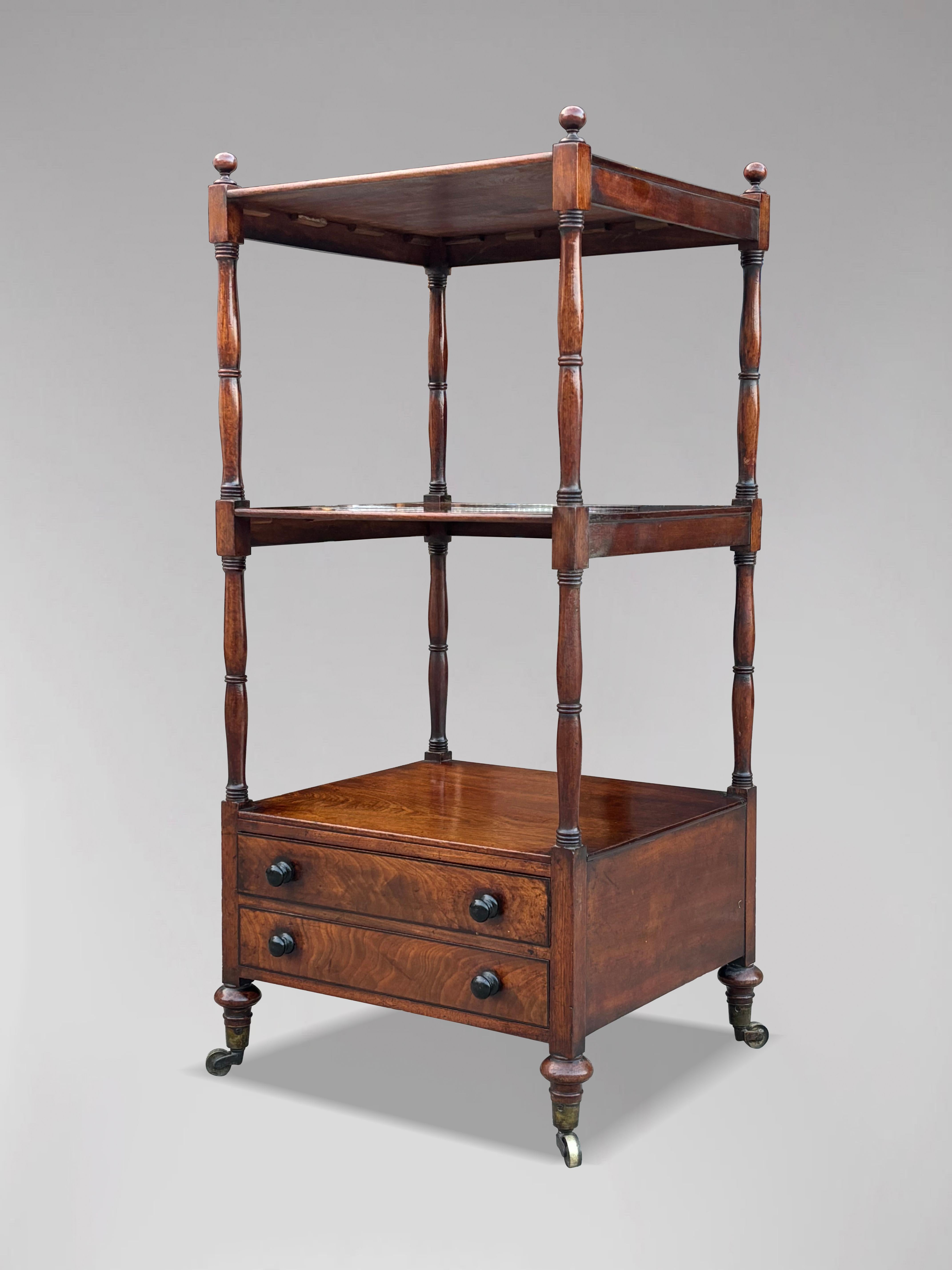 Début du 19ème siècle, période George III, en acajou, Whatnot Bon état - En vente à Petworth,West Sussex, GB