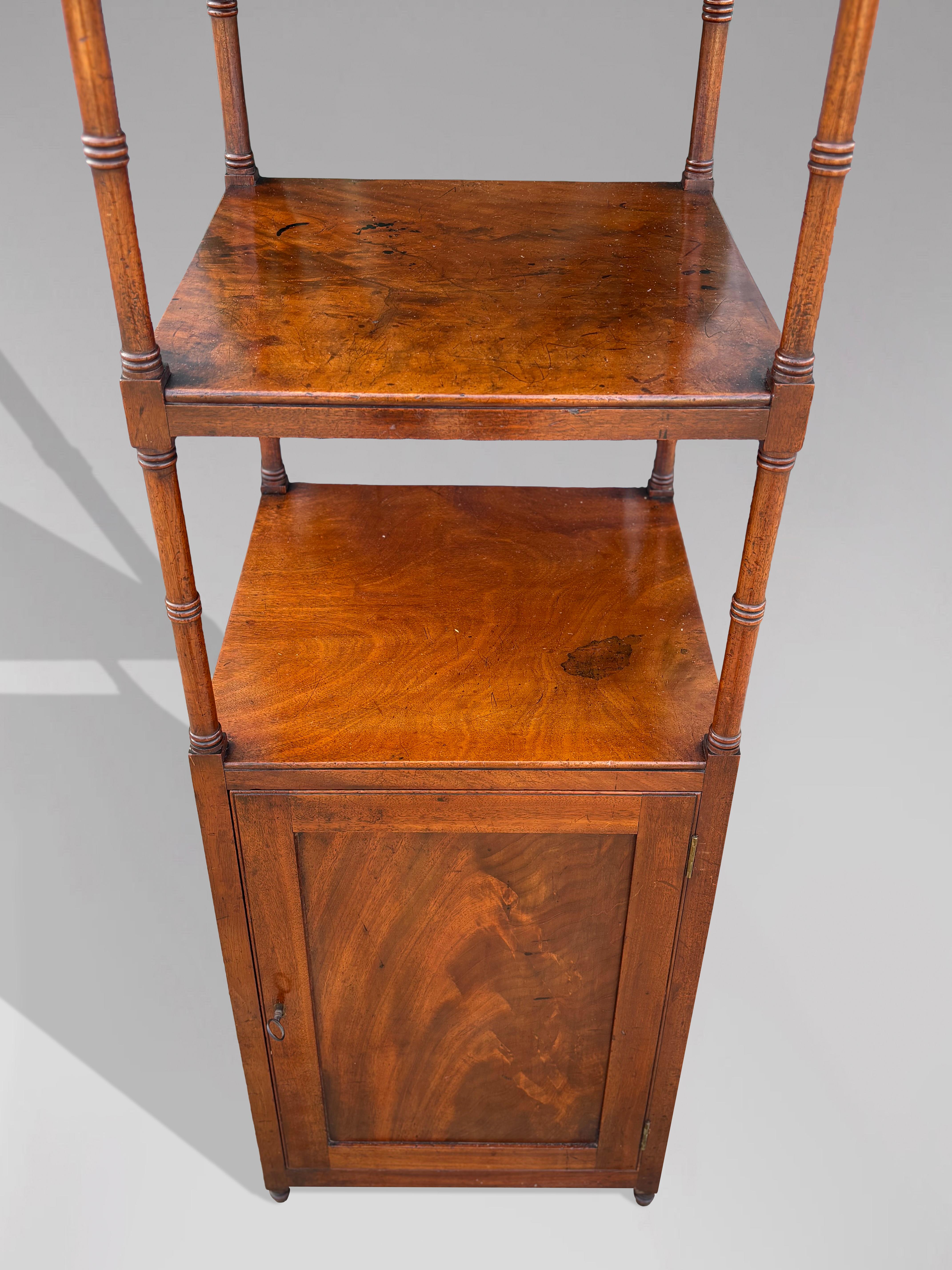 Début du 19e siècle, période George III Grand pupitre à musique en acajou Whatnot en vente 4