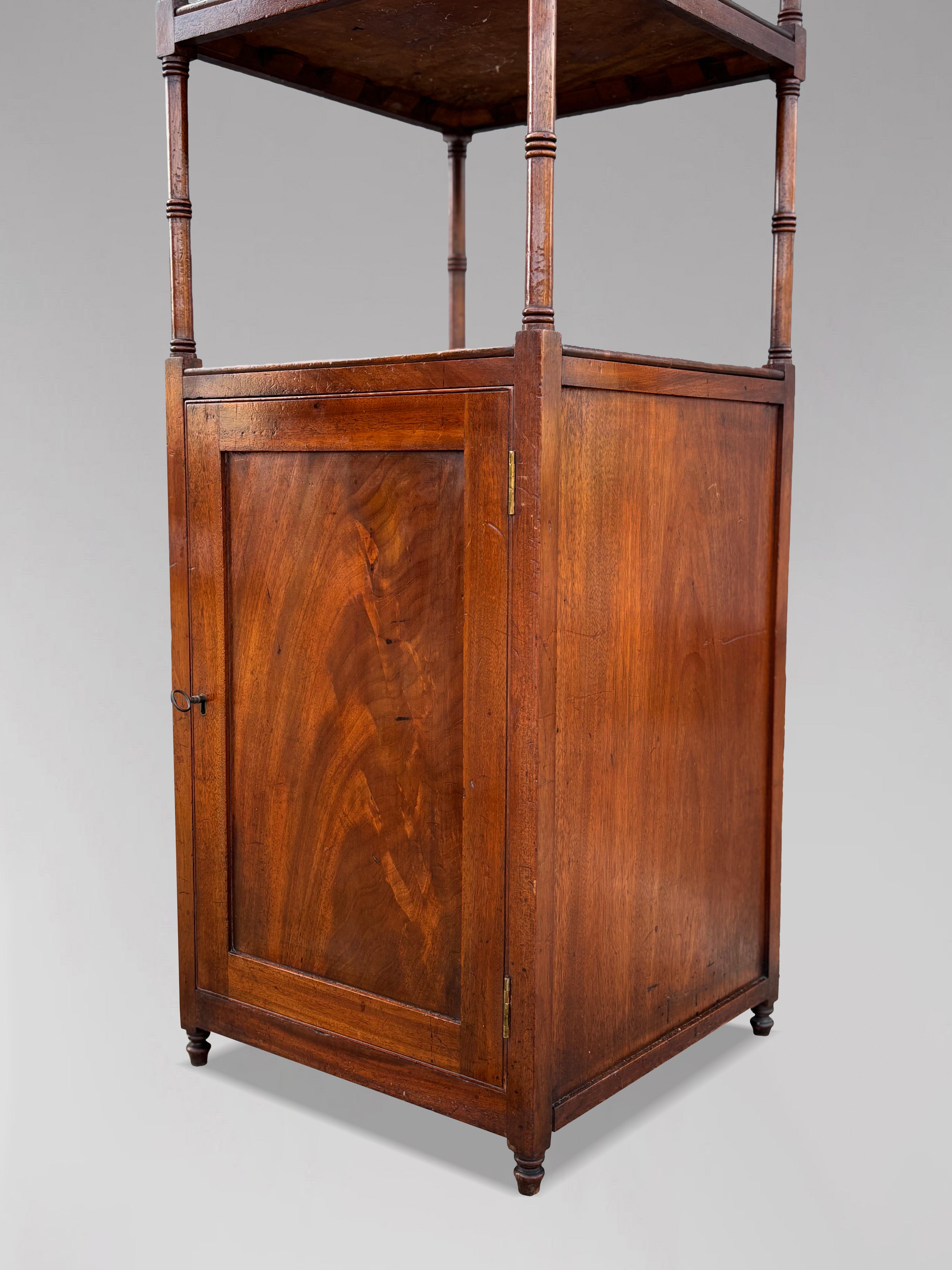 Début du 19e siècle, période George III Grand pupitre à musique en acajou Whatnot en vente 6