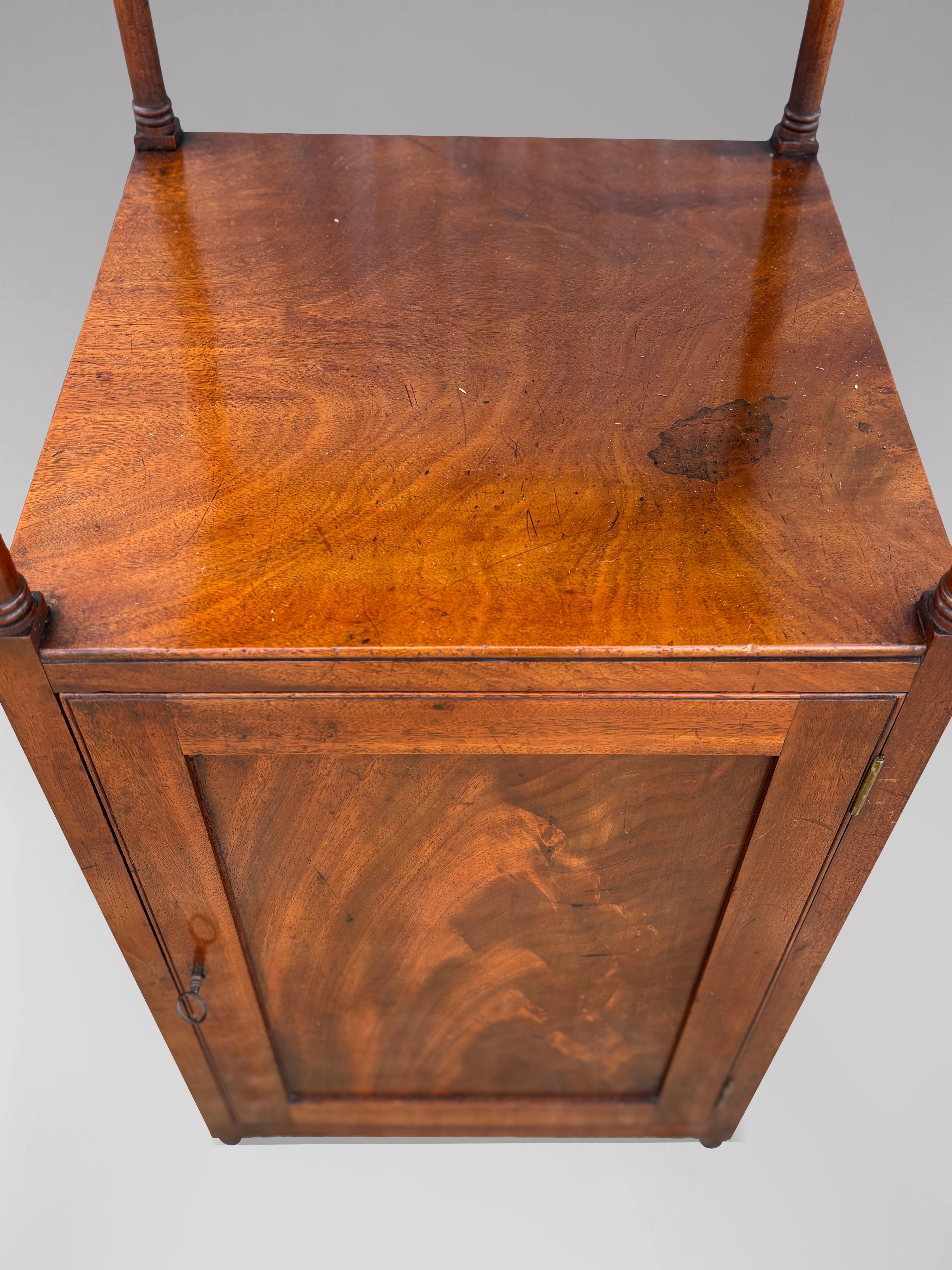 Début du 19e siècle, période George III Grand pupitre à musique en acajou Whatnot en vente 7