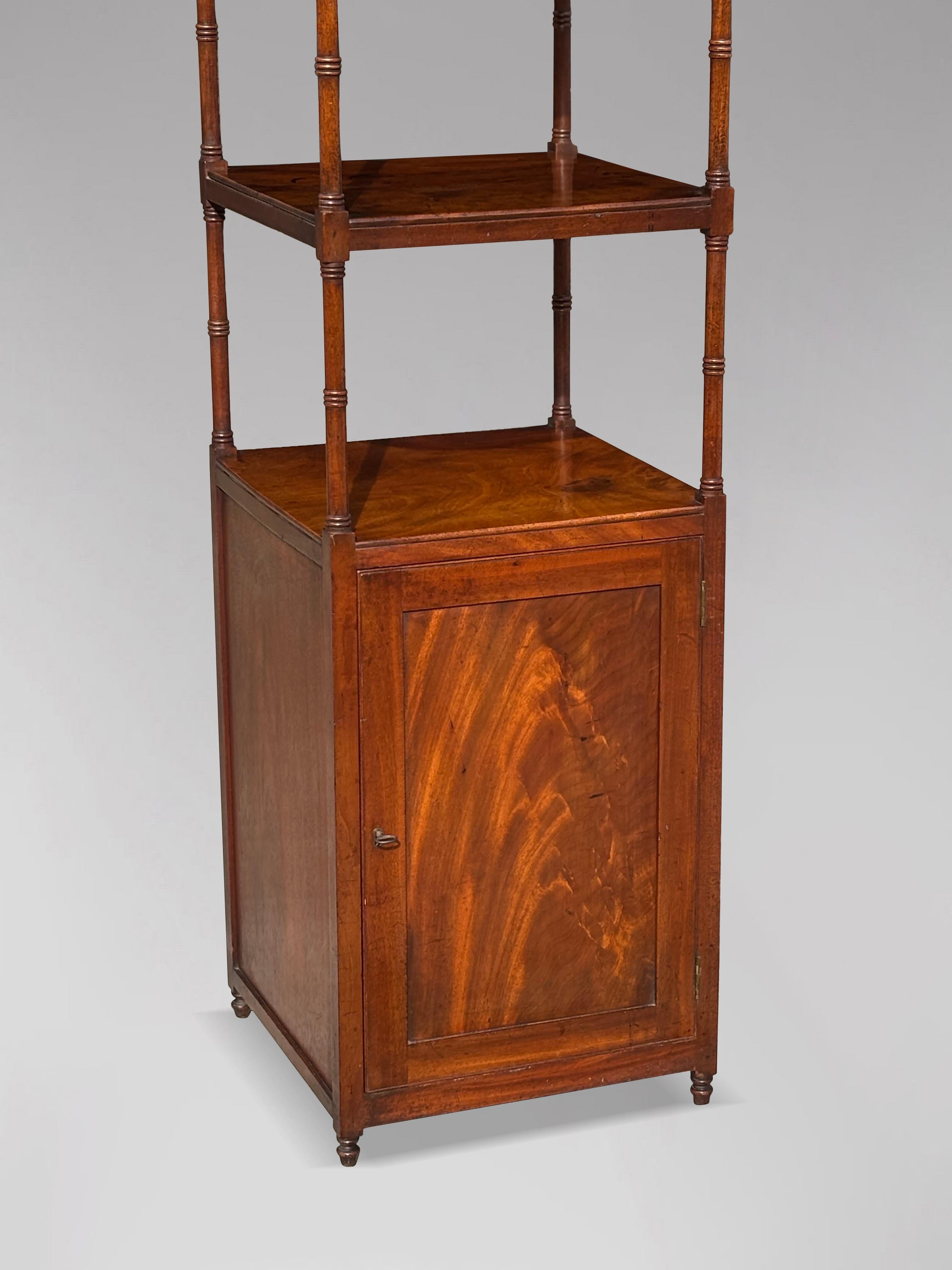 Britannique Début du 19e siècle, période George III Grand pupitre à musique en acajou Whatnot en vente