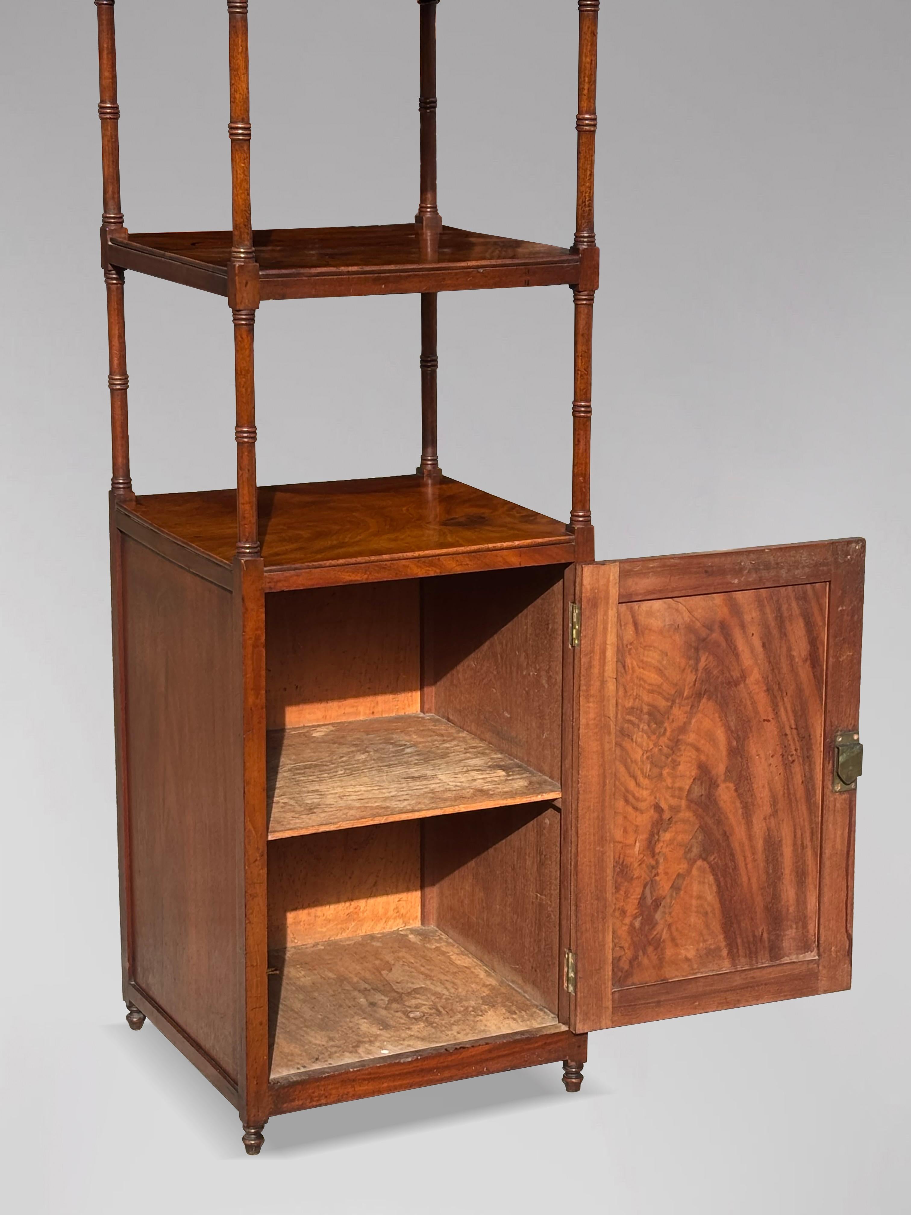 XIXe siècle Début du 19e siècle, période George III Grand pupitre à musique en acajou Whatnot en vente