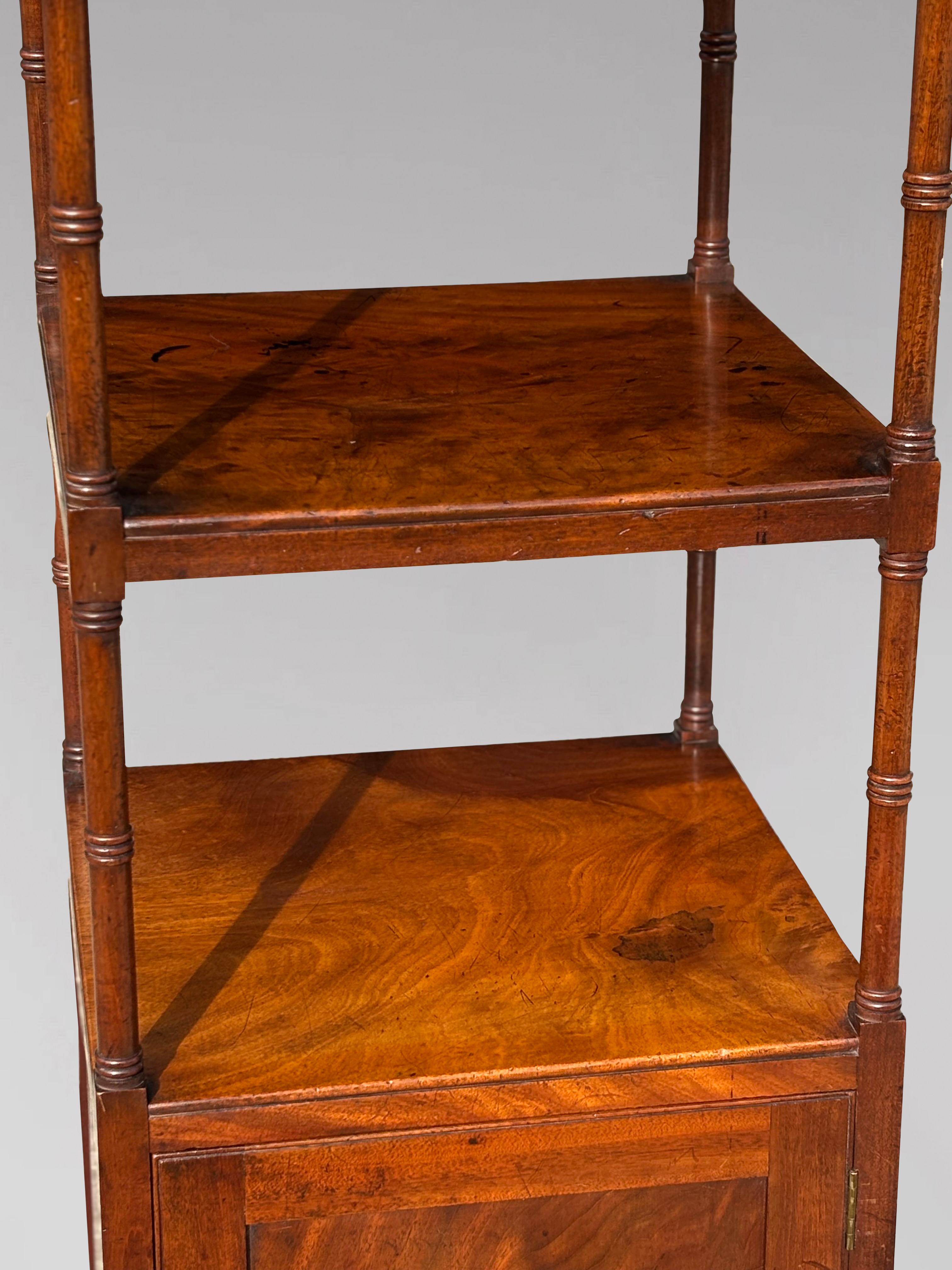 Début du 19e siècle, période George III Grand pupitre à musique en acajou Whatnot en vente 2