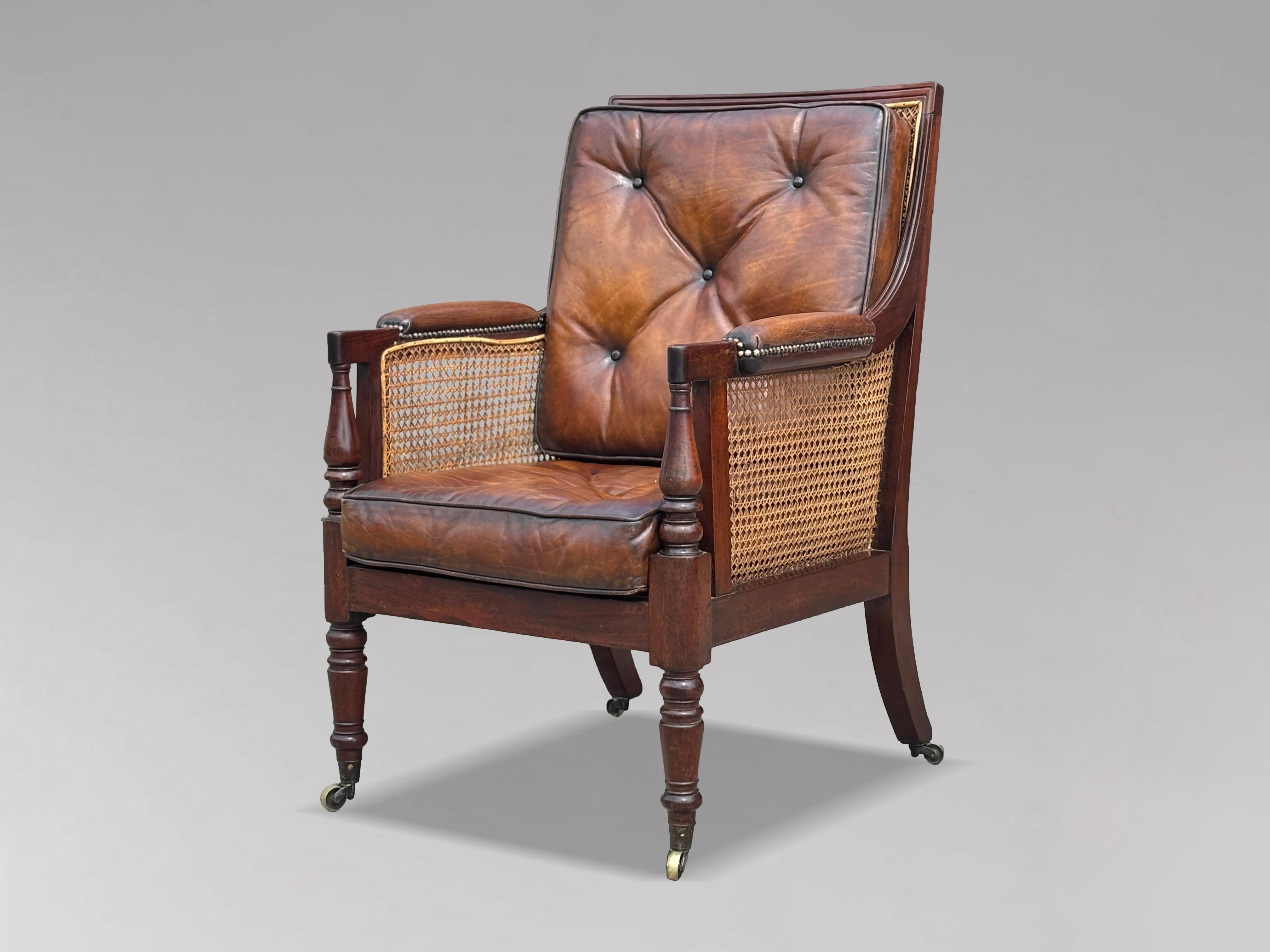 Bibliothèque à cannes en acajou du début du 19e siècle de la période George IV Bergère

Cet exquis fauteuil bergère de bibliothèque en acajou du début du XIXe siècle, d'époque George IV, est un bel exemple de l'artisanat et de l'élégance de son