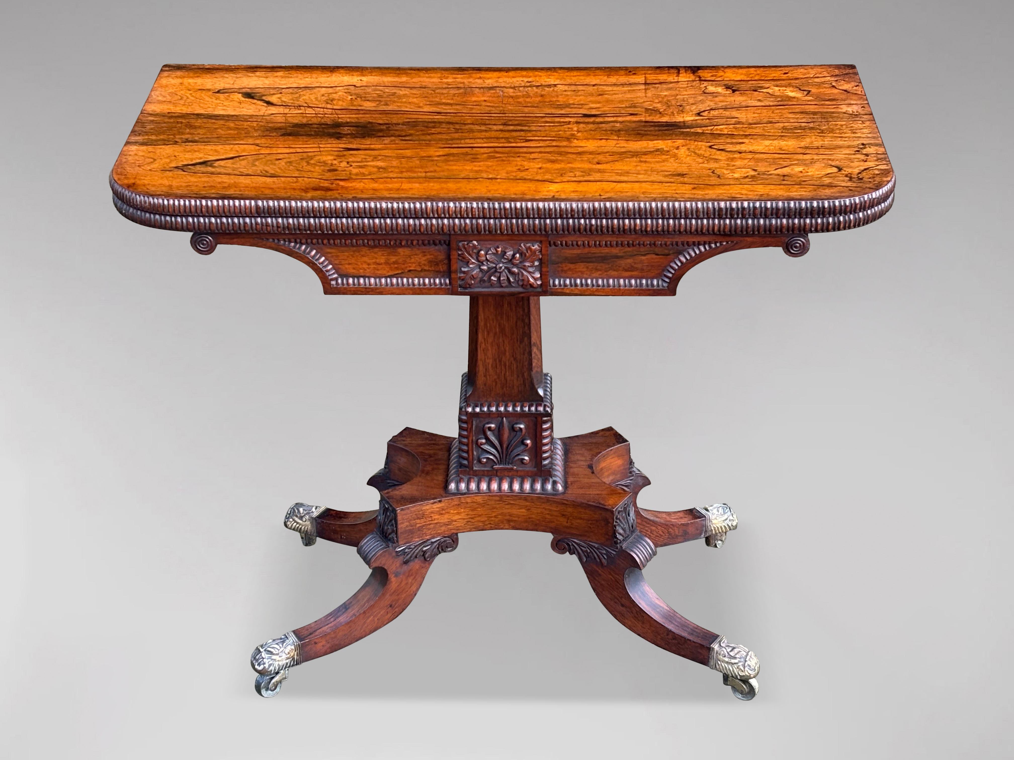 Mesa de cartas plegable con pedestal de palisandro, muy fina y elegante, de principios del siglo XIX, época de Jorge IV. La mesa tiene un tablero plegable de palisandro en forma de D bellamente labrado con esquinas redondeadas. La parte superior