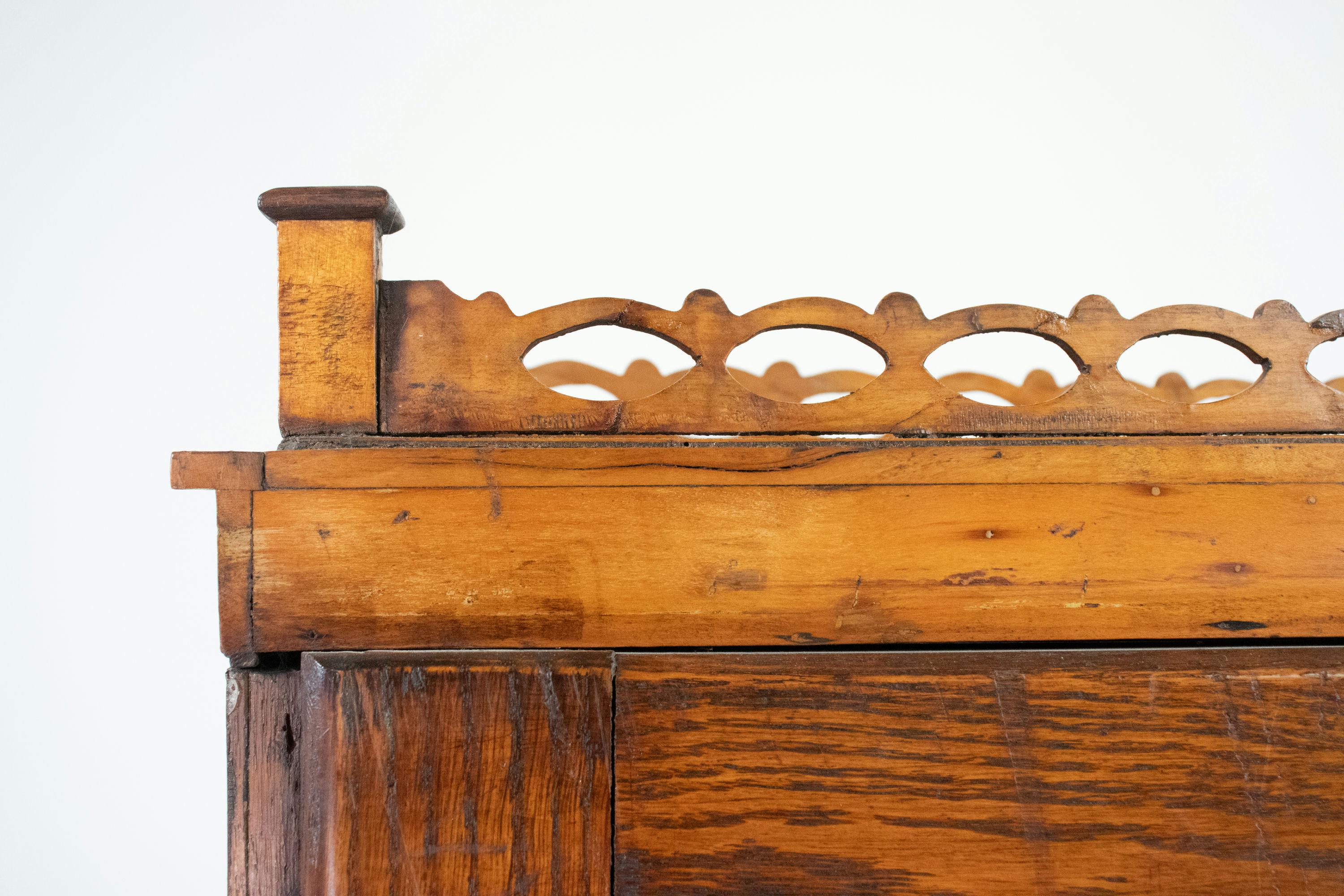 Escritorio de madera satinada de principios del siglo XIX Jorge III en venta 7