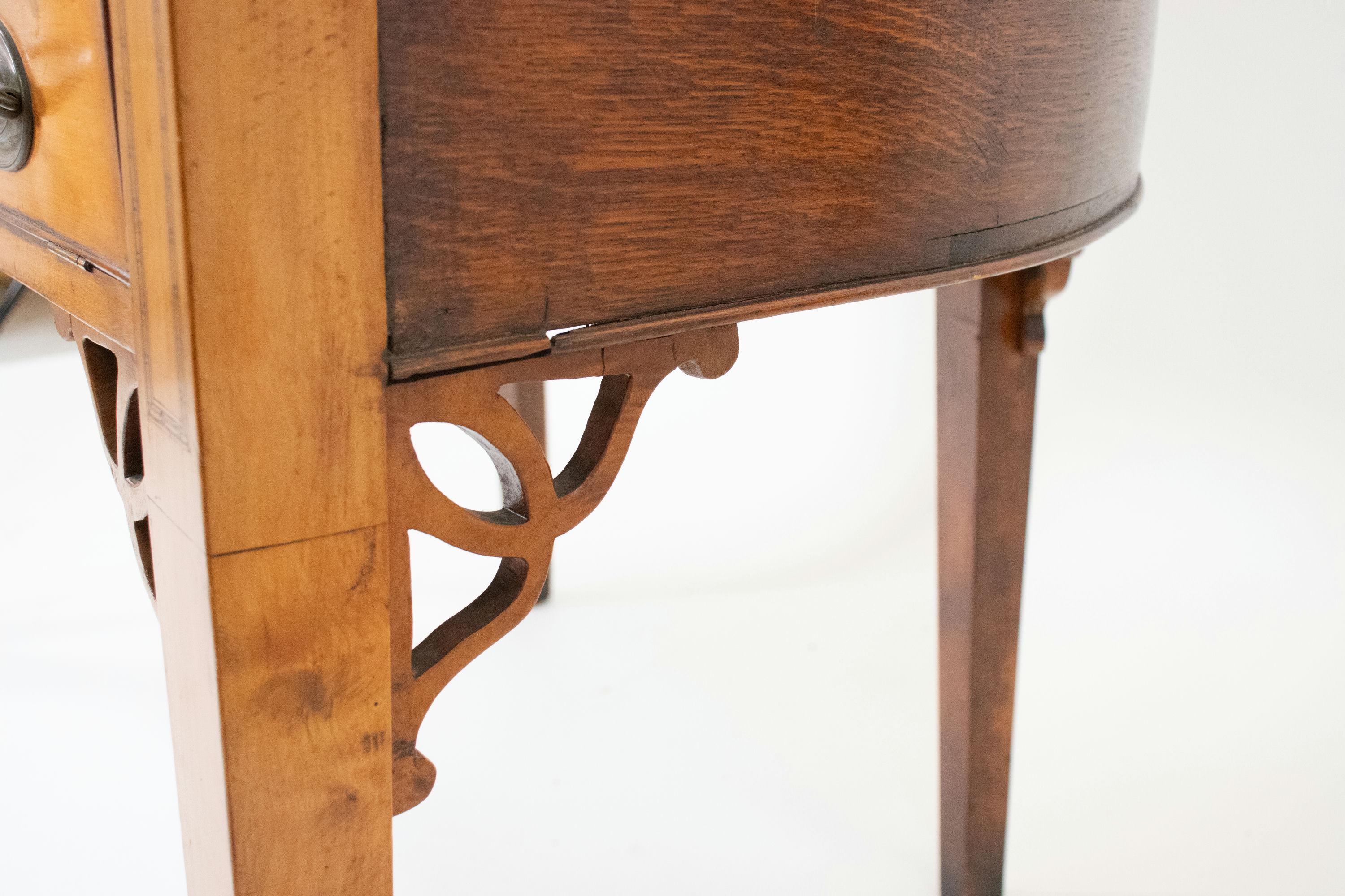 Escritorio de madera satinada de principios del siglo XIX Jorge III en venta 8
