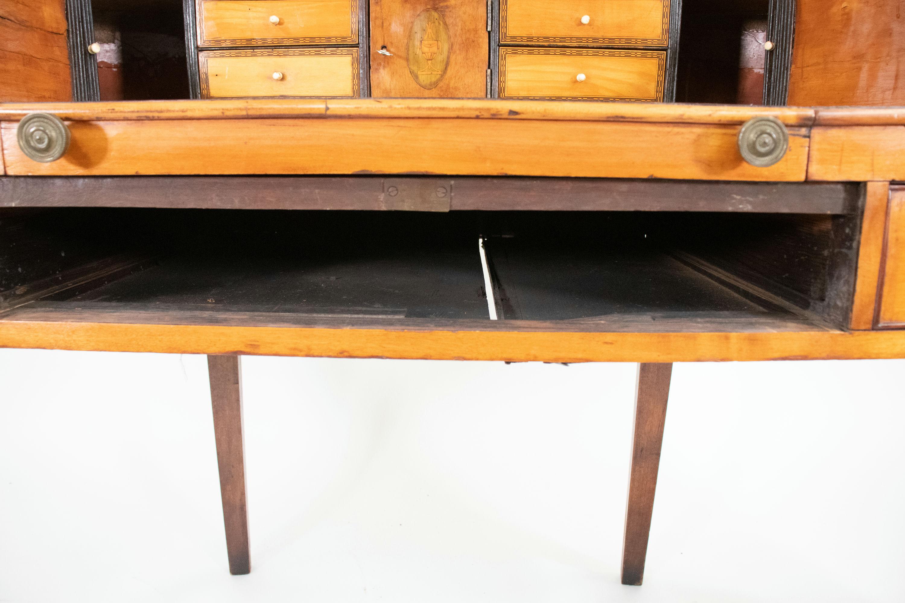 Escritorio de madera satinada de principios del siglo XIX Jorge III en venta 12