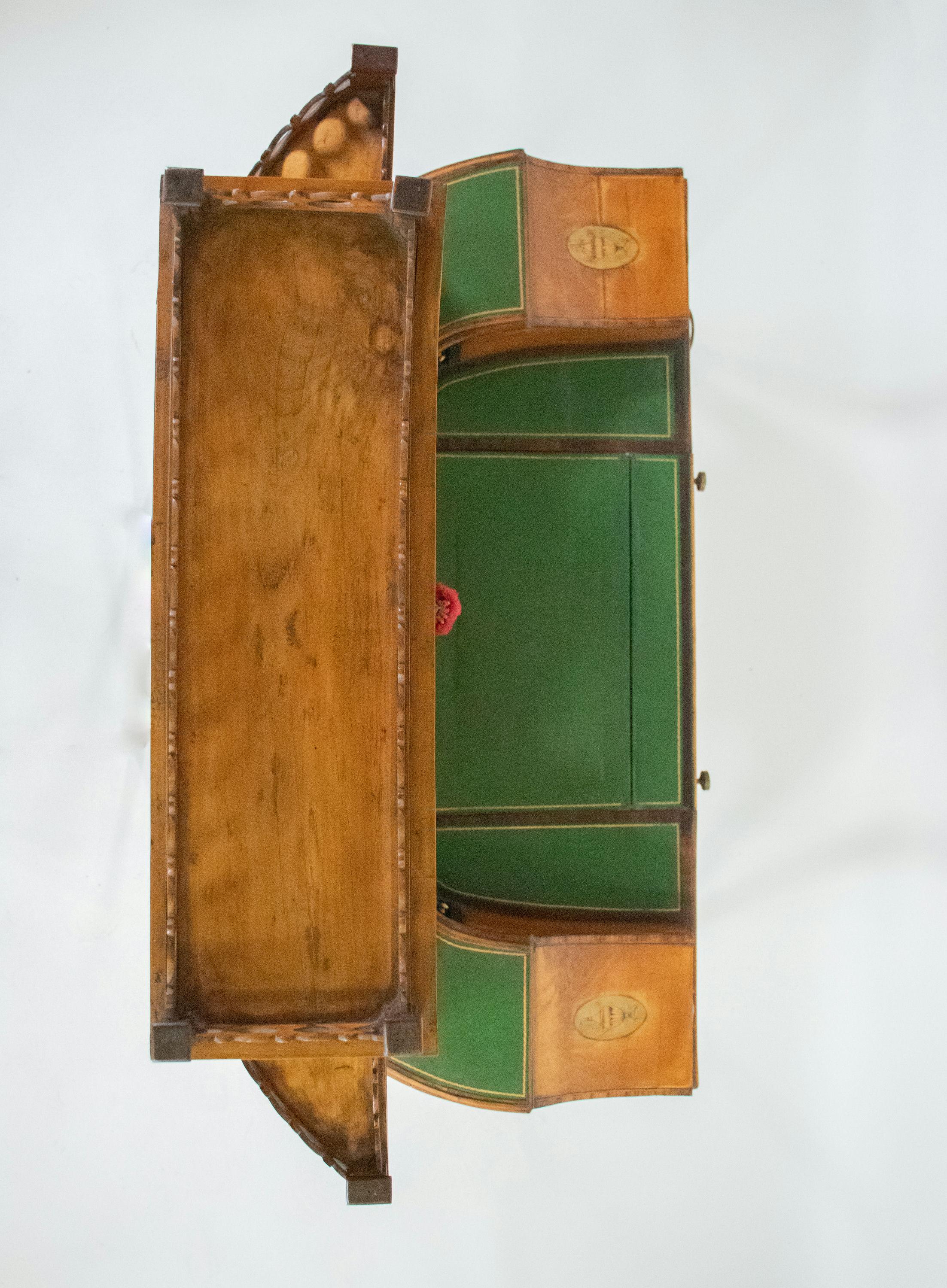 Escritorio de madera satinada de principios del siglo XIX Jorge III en venta 1