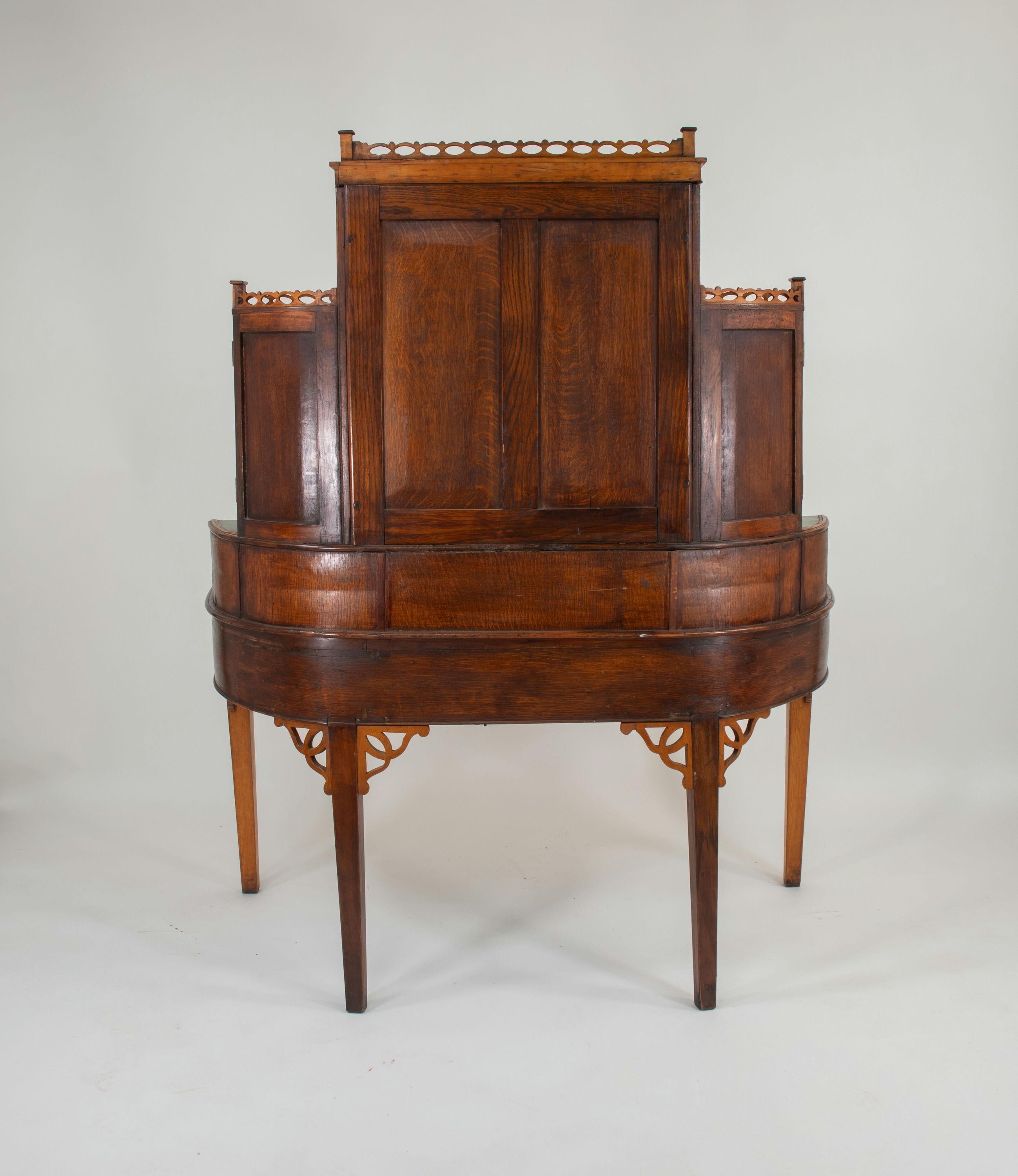 Escritorio de madera satinada de principios del siglo XIX Jorge III en venta 2