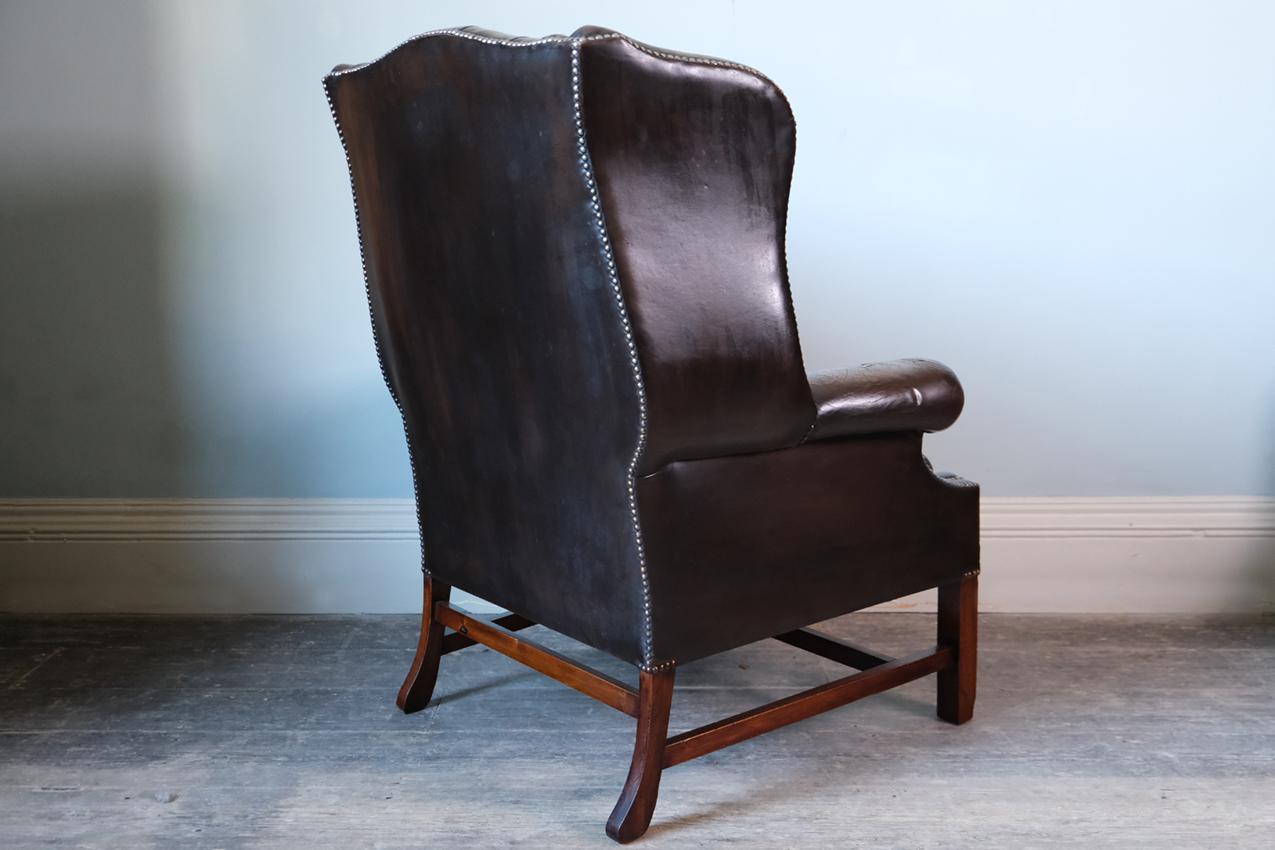 Early 19th Century Georgian Brown Leather-Upholstered Wingback Armchair In Good Condition For Sale In London, GB