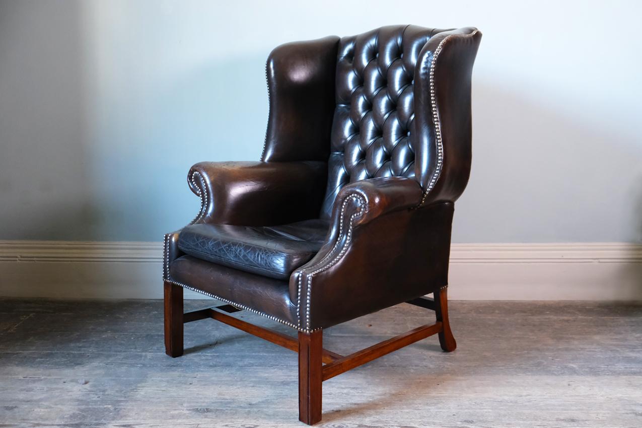 Early 19th Century Georgian Brown Leather-Upholstered Wingback Armchair For Sale 1
