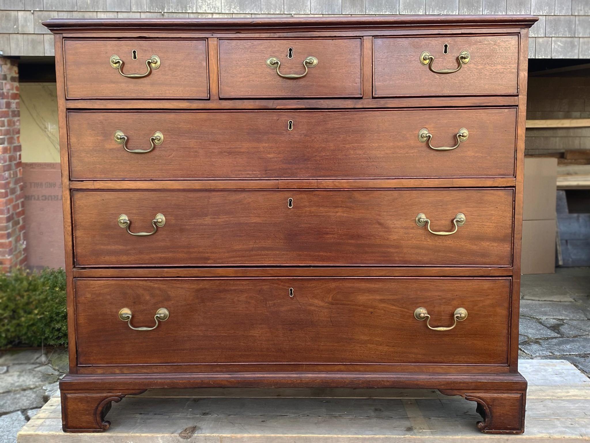 Early 19th Century Georgian Era Chest of Drawers In Good Condition For Sale In New York, NY