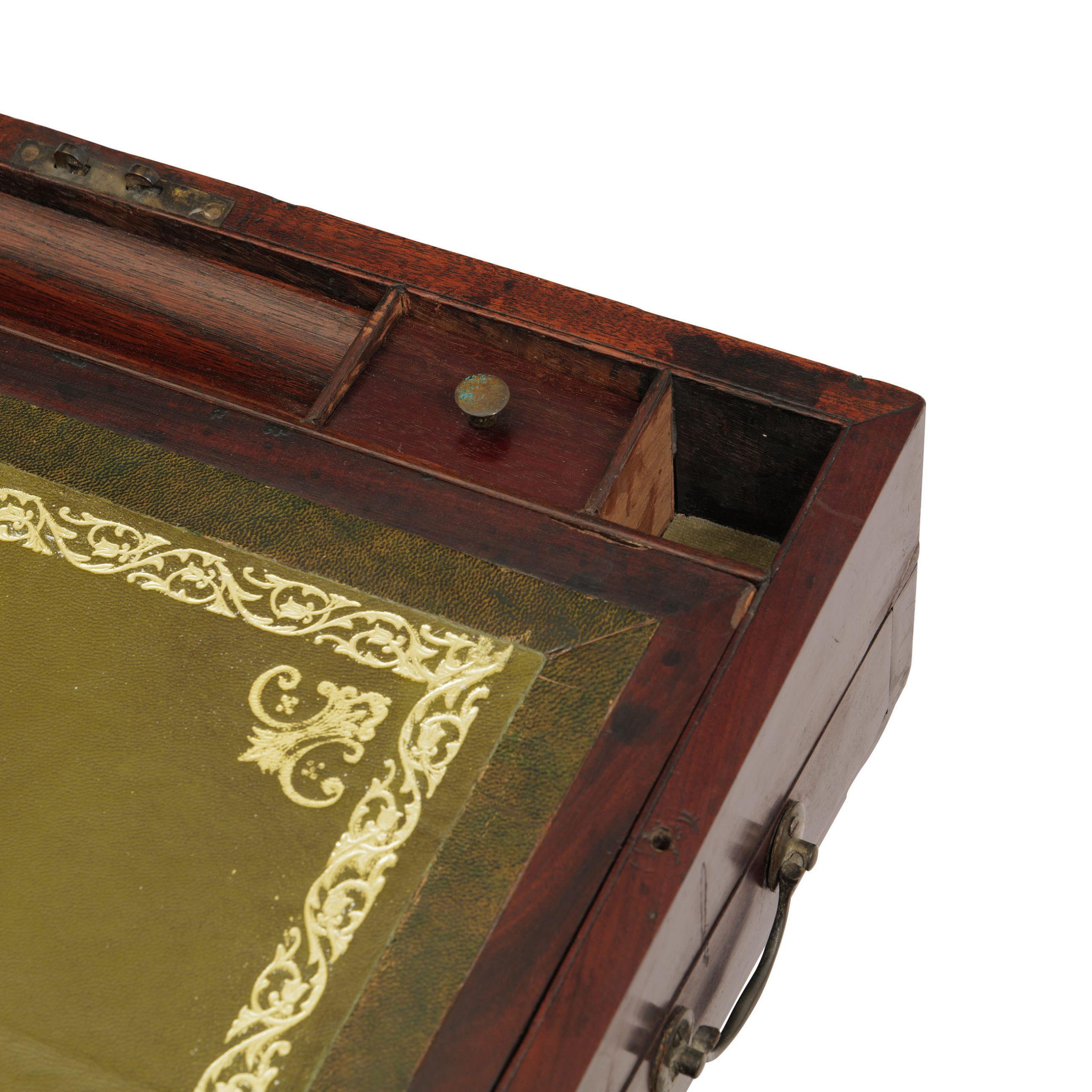 Writing box, mahogany, England, around 1810/20, writing surface with leather overlay, nice interior division, brass handles and brass inlay on the lid, nice patina condition

height: 15,5 cm, width: 45 cm, depth: 25 cm