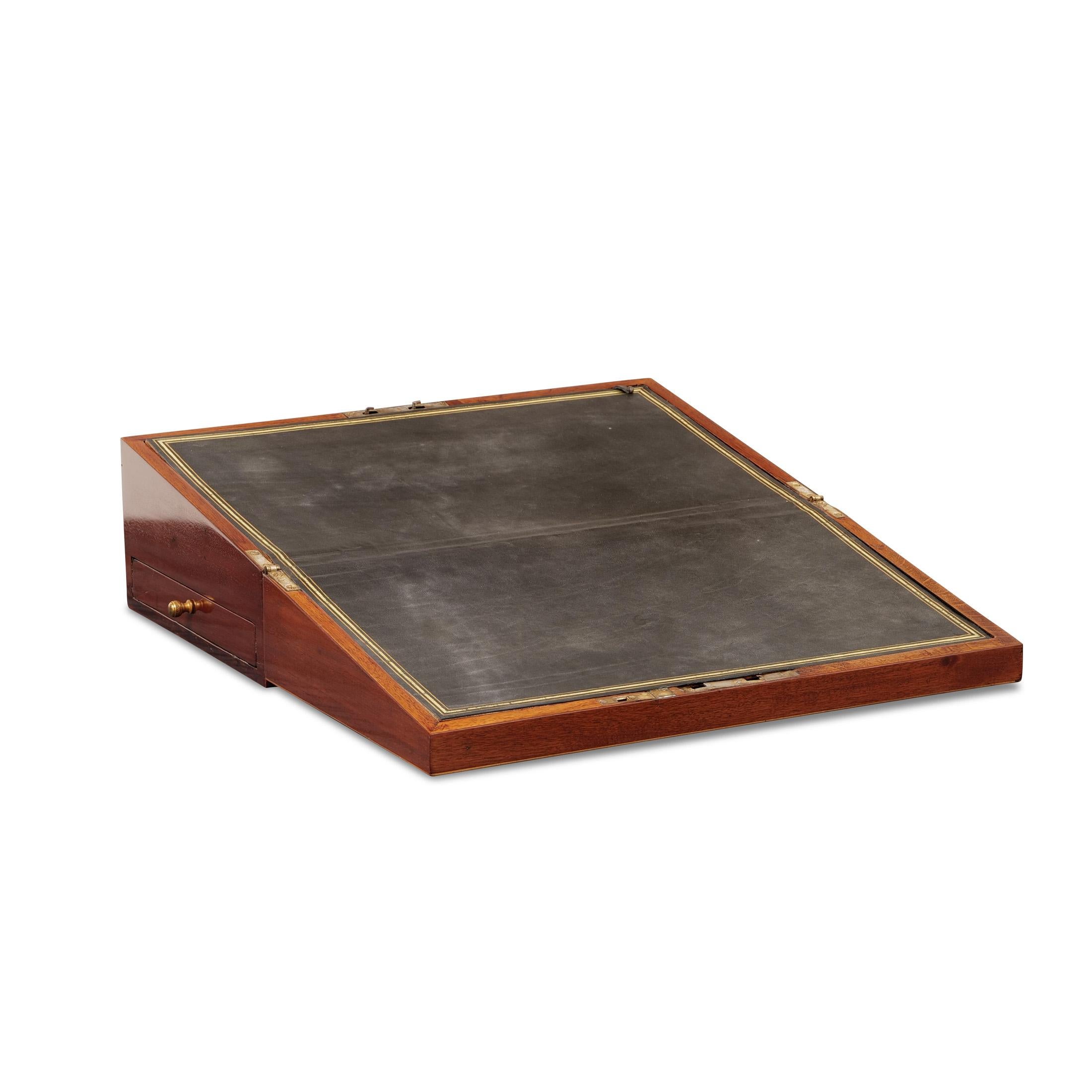 Writing box, mahogany, England, around 1830, writing surface with leather overlay, nice interior division

Large writing box / travel writing desk

England around 1830, folding to travel writing desk, mahogany, on the lid central oval shell motif