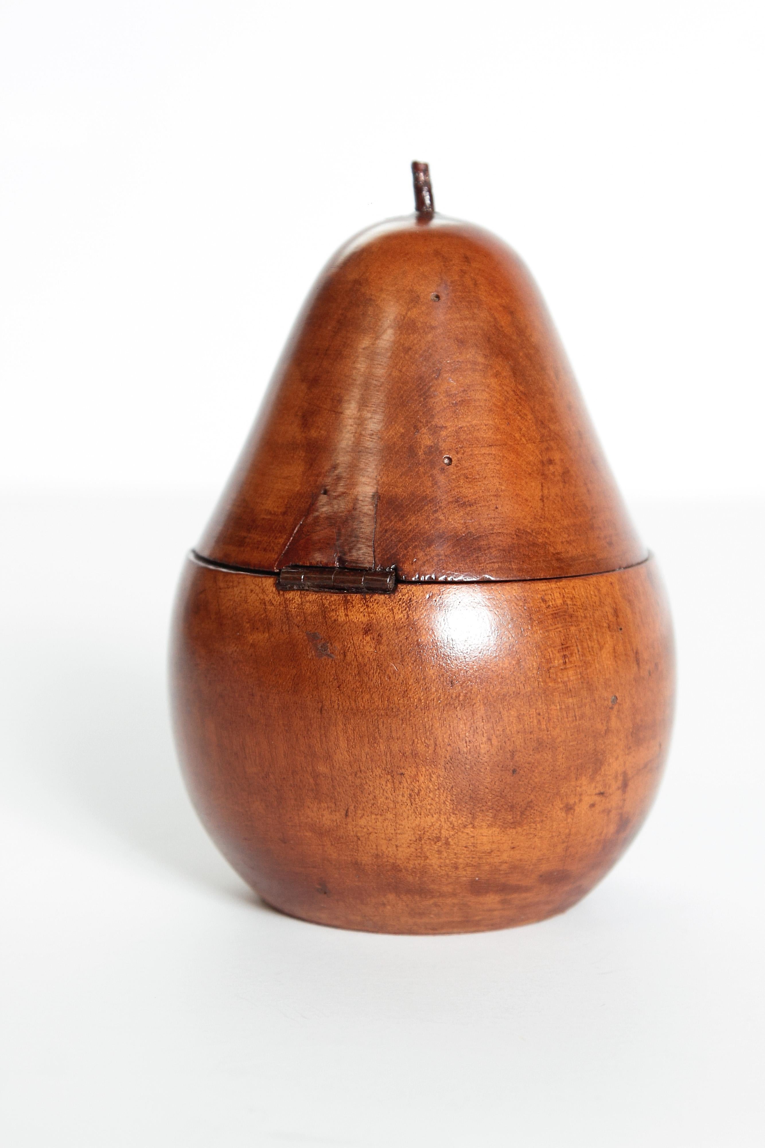Early 19th Century Georgian Fruitwood Pear Form Tea Caddy (Handgeschnitzt)