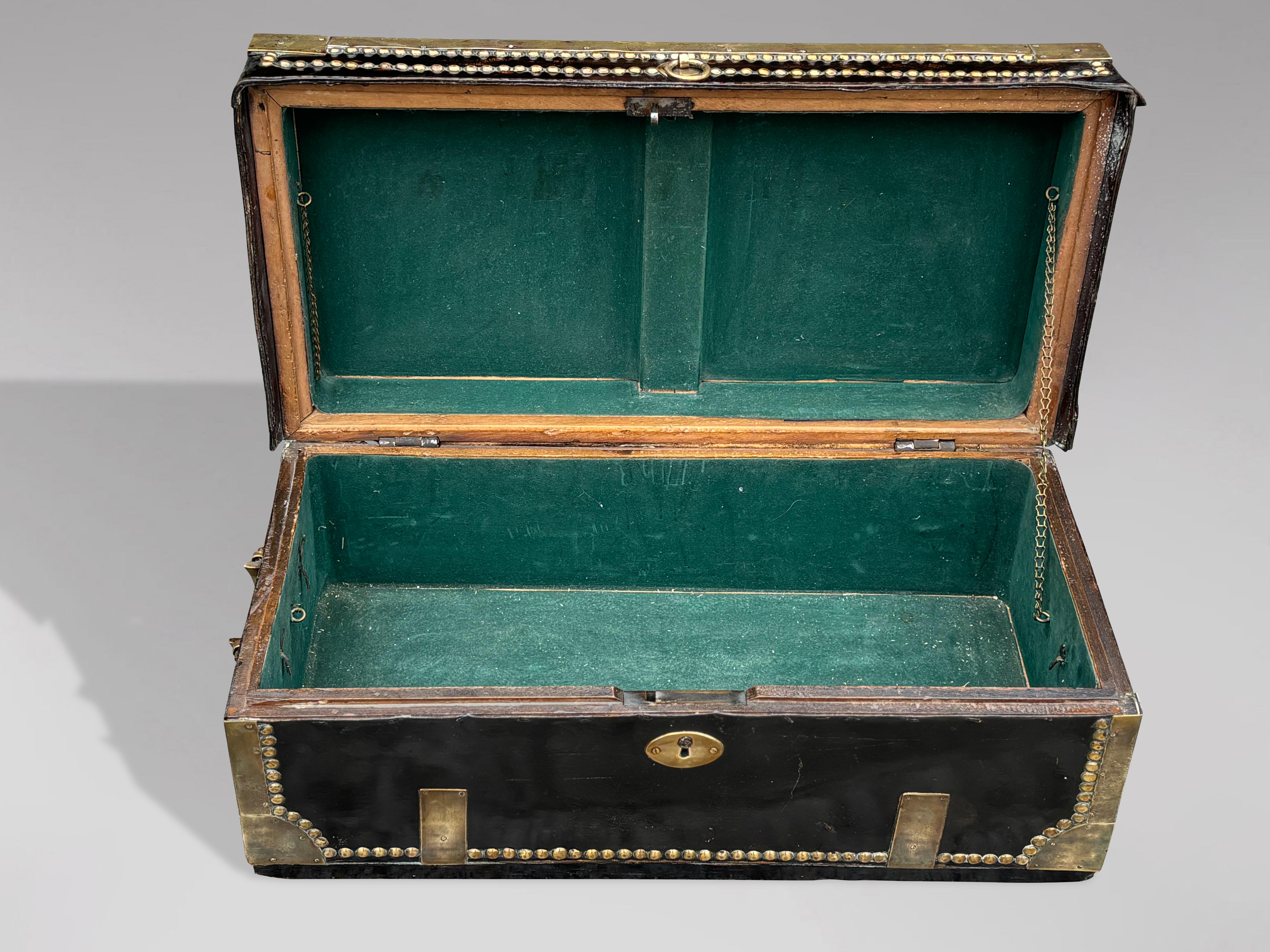 Britannico Baule da viaggio georgiano in pelle rilegato in ottone dell'inizio del XIX secolo in vendita