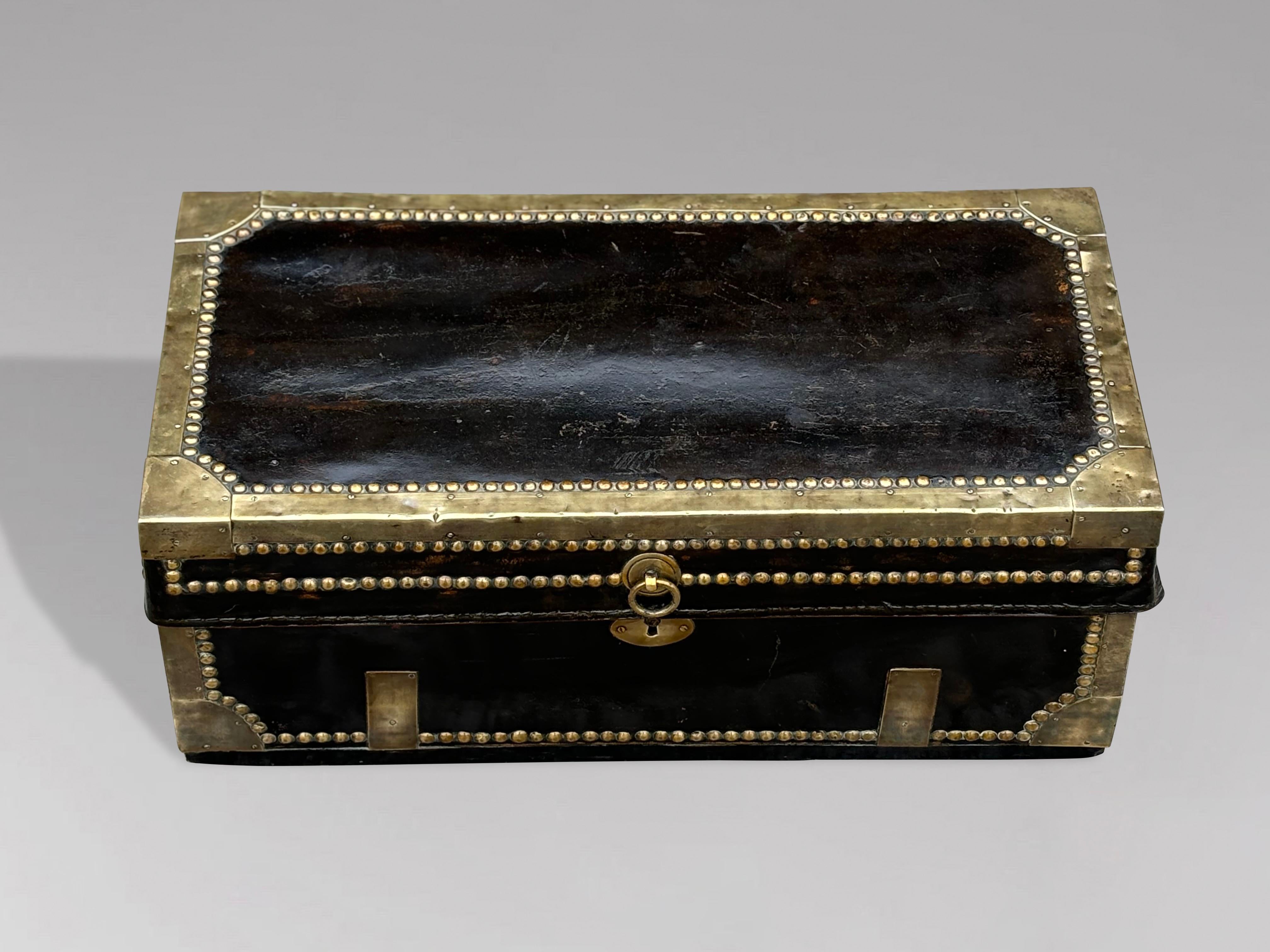 Baule da viaggio georgiano in pelle rilegato in ottone dell'inizio del XIX secolo In condizioni buone in vendita a Petworth,West Sussex, GB