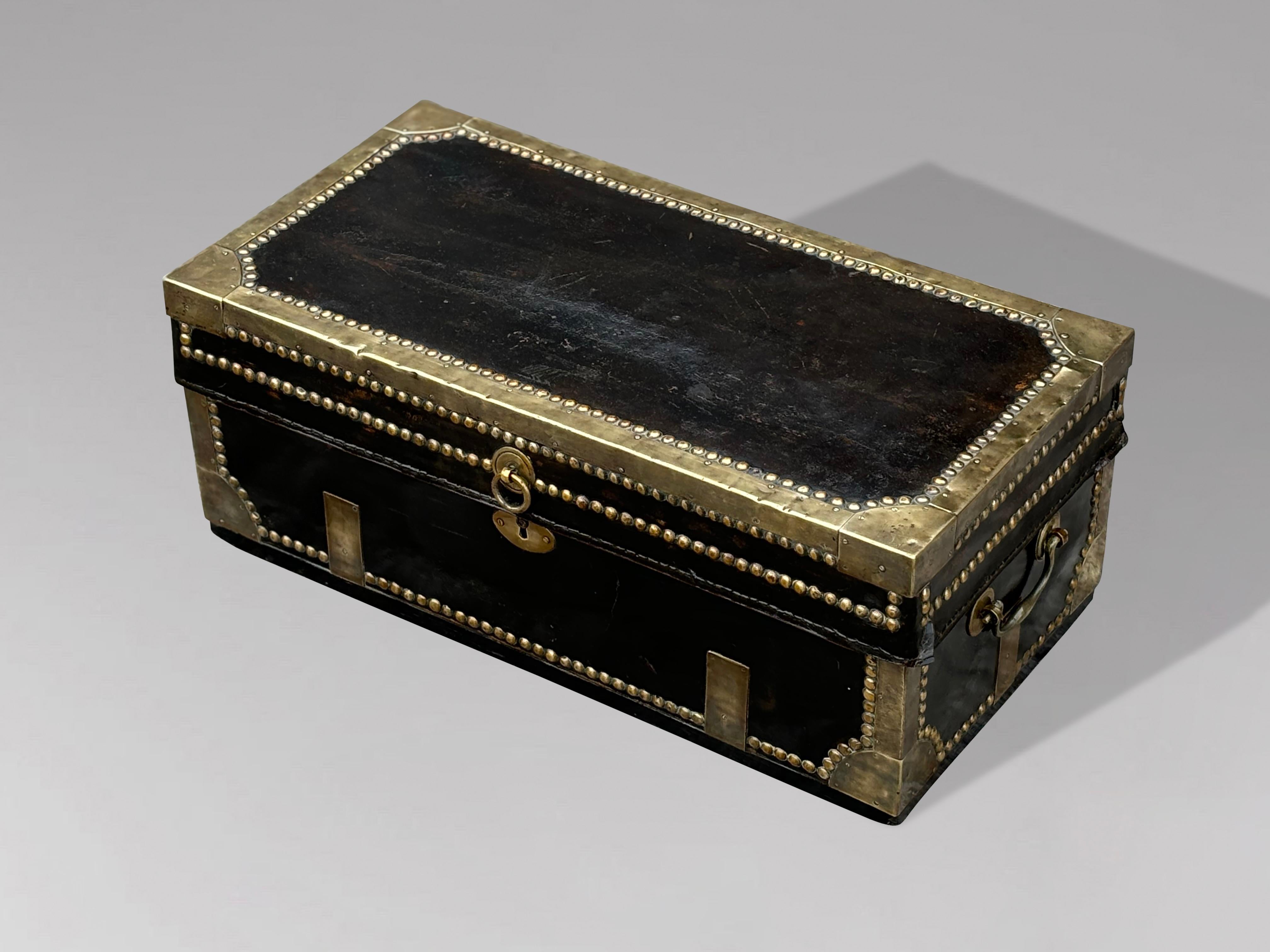 Ottone Baule da viaggio georgiano in pelle rilegato in ottone dell'inizio del XIX secolo in vendita