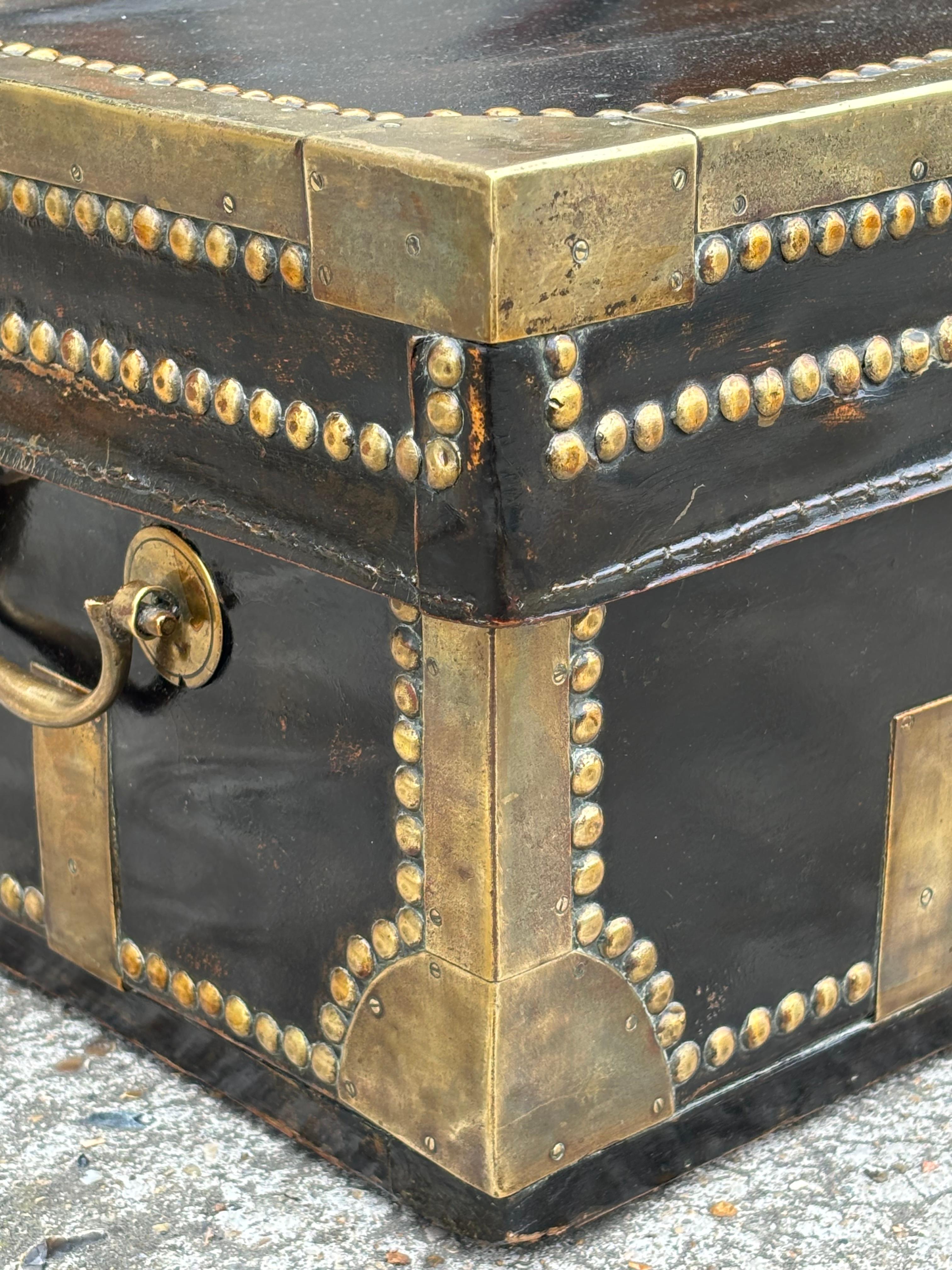 Baule da viaggio georgiano in pelle rilegato in ottone dell'inizio del XIX secolo in vendita 1