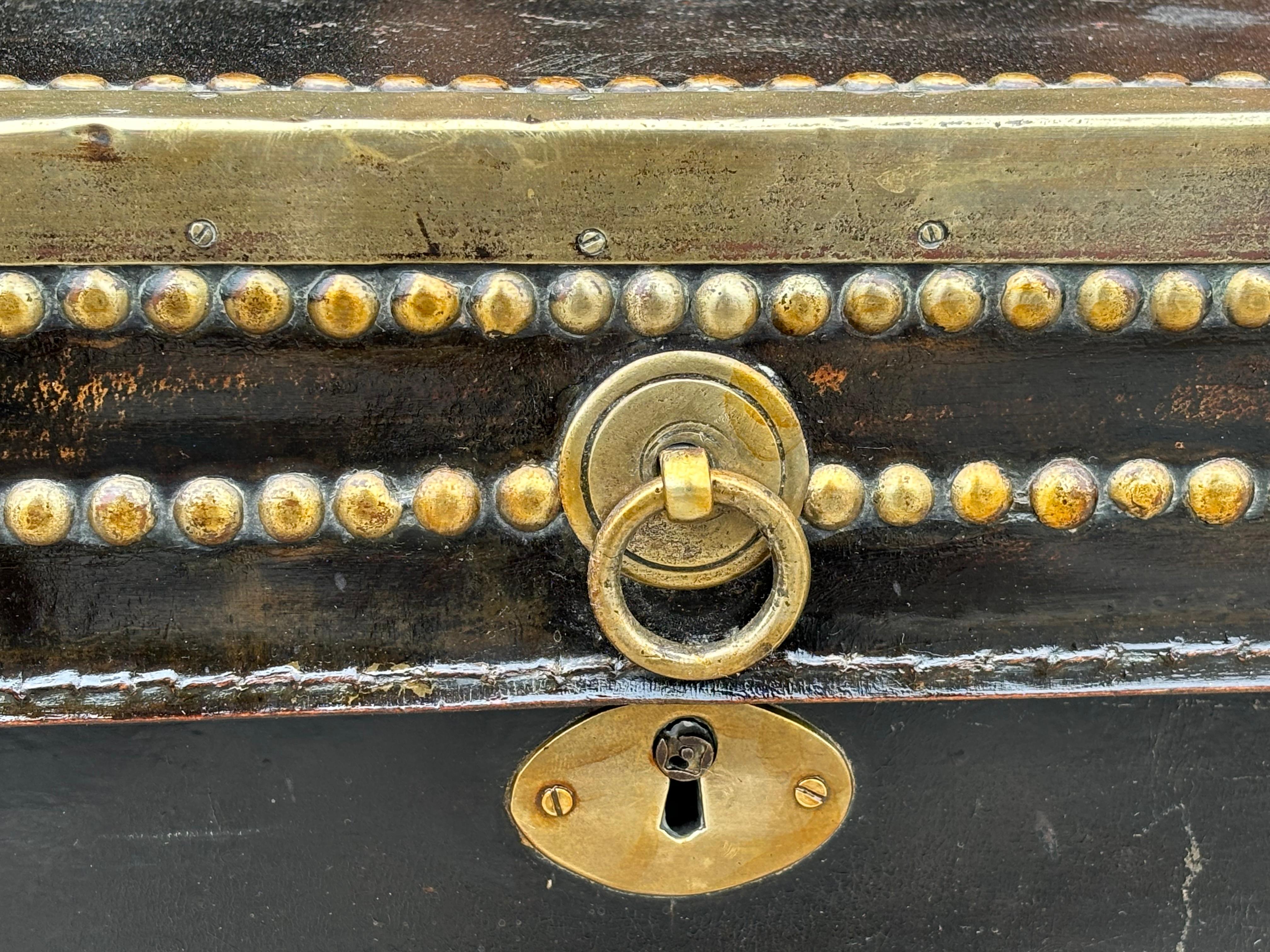 Baule da viaggio georgiano in pelle rilegato in ottone dell'inizio del XIX secolo in vendita 2