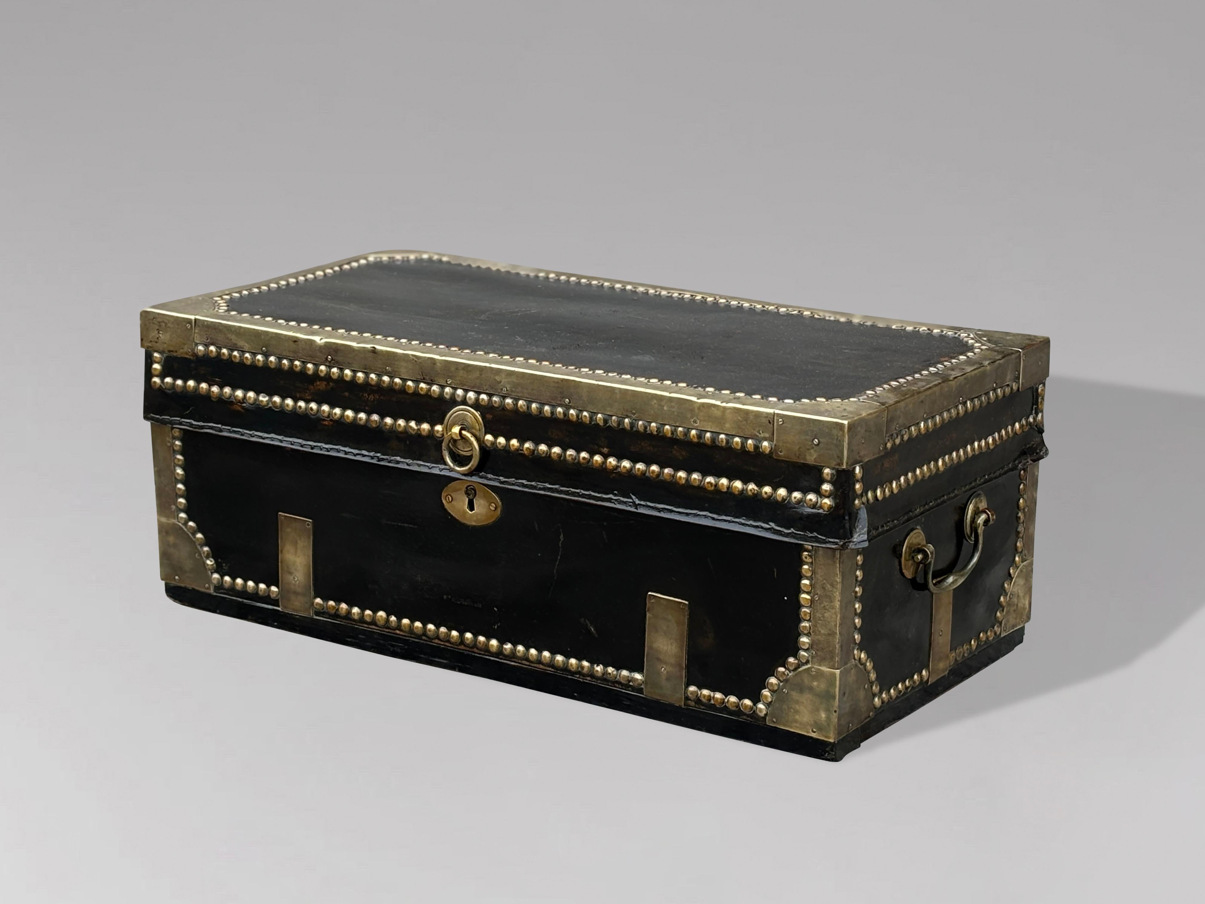 Baule da viaggio georgiano in pelle rilegato in ottone dell'inizio del XIX secolo in vendita 3