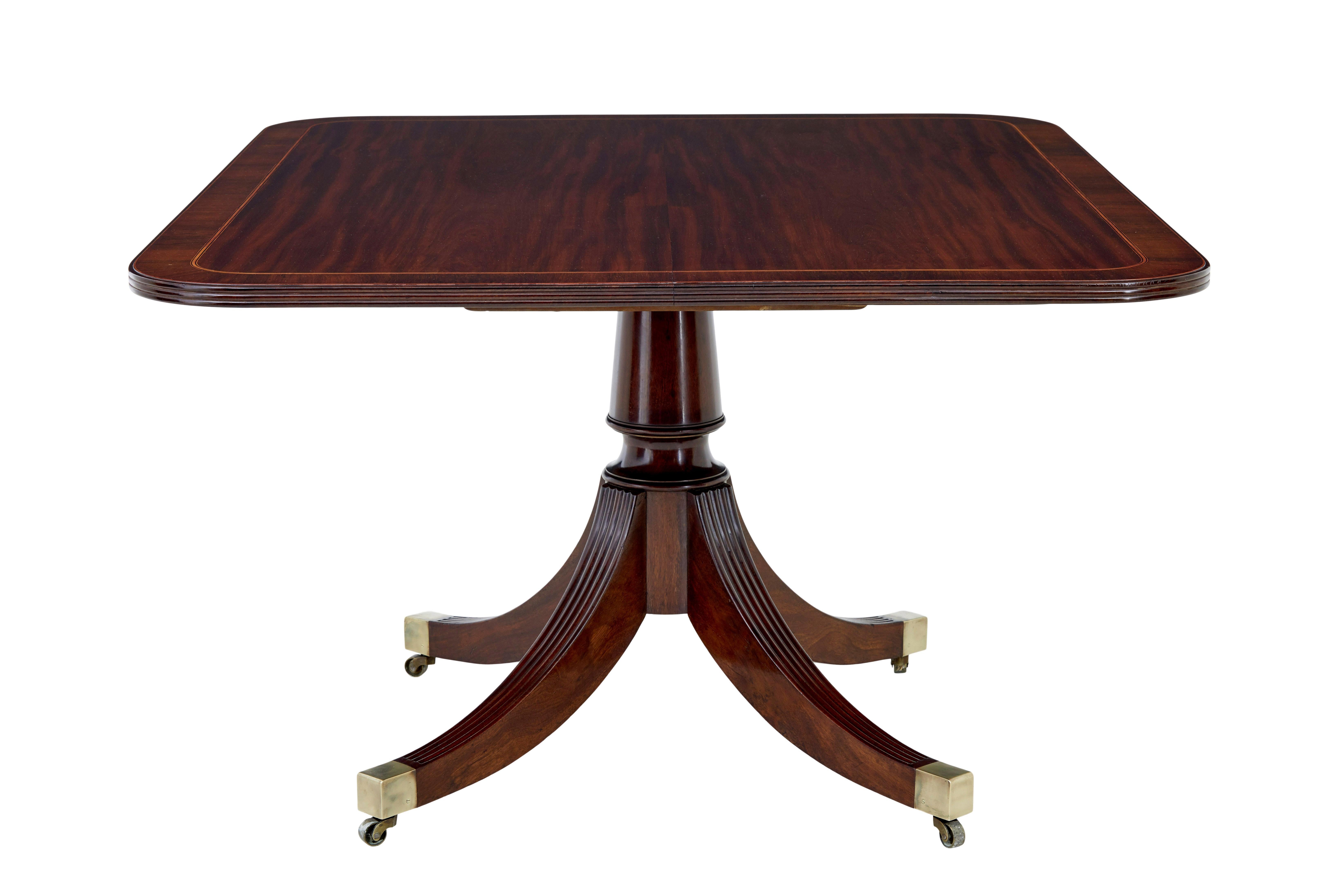 Table à déjeuner en acajou du début du 19e siècle, vers 1810.

Table de petit-déjeuner de belle qualité de la fin de l'époque géorgienne, pouvant accueillir confortablement 6 personnes.  Plateau rectangulaire aux angles arrondis et orné de
