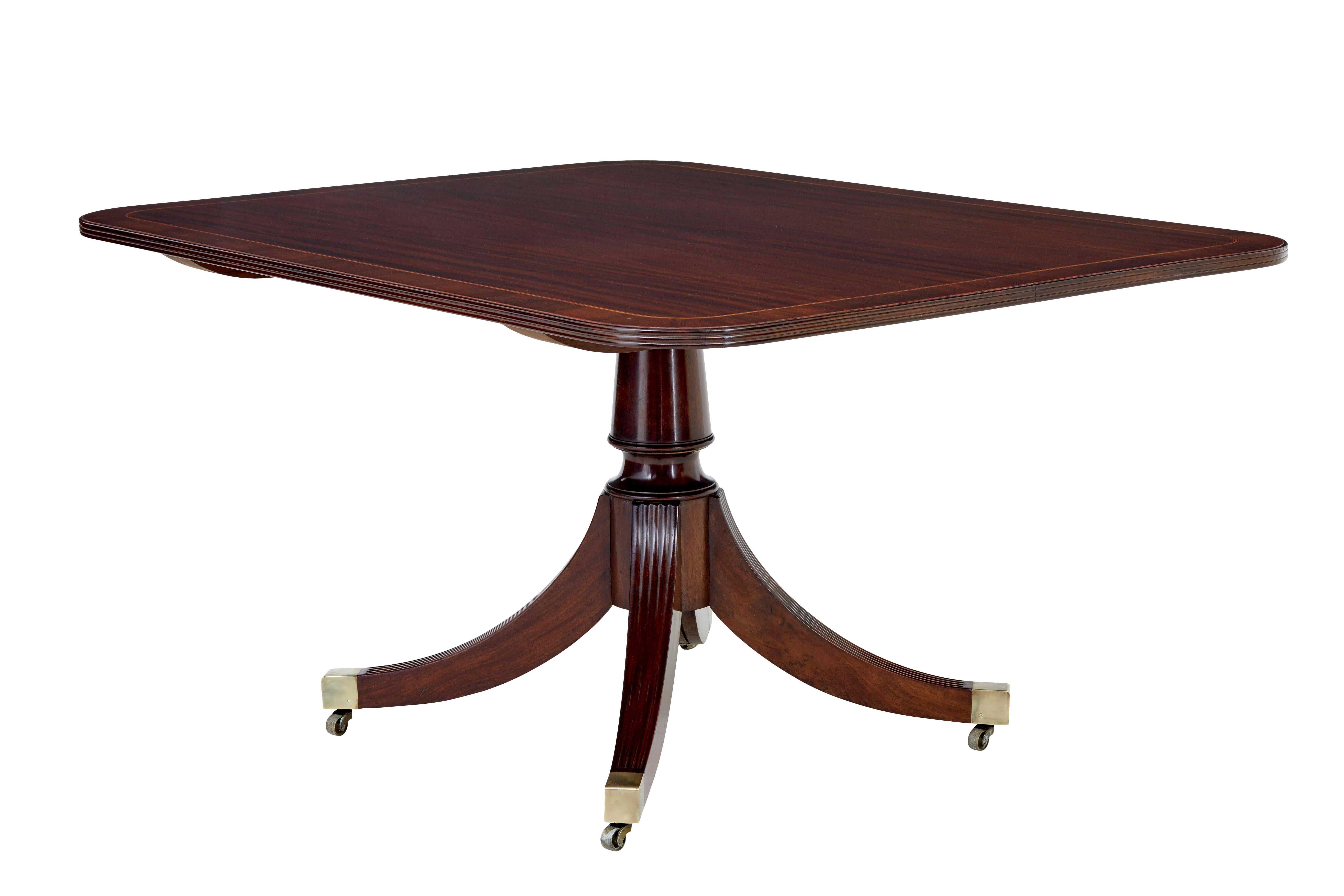 Georgien Table à déjeuner en acajou de style géorgien du début du 19e siècle en vente