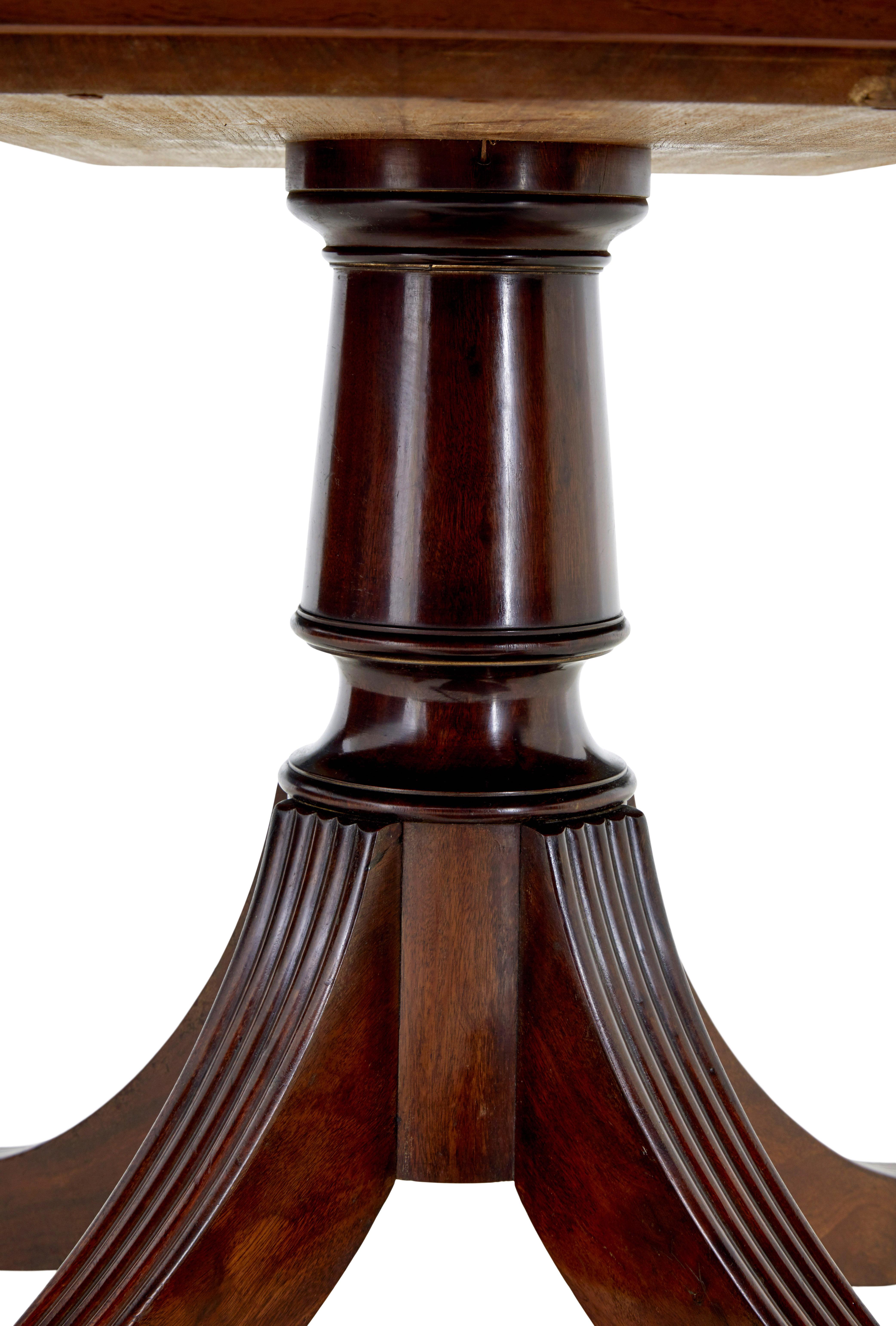 Sculpté à la main Table à déjeuner en acajou de style géorgien du début du 19e siècle en vente