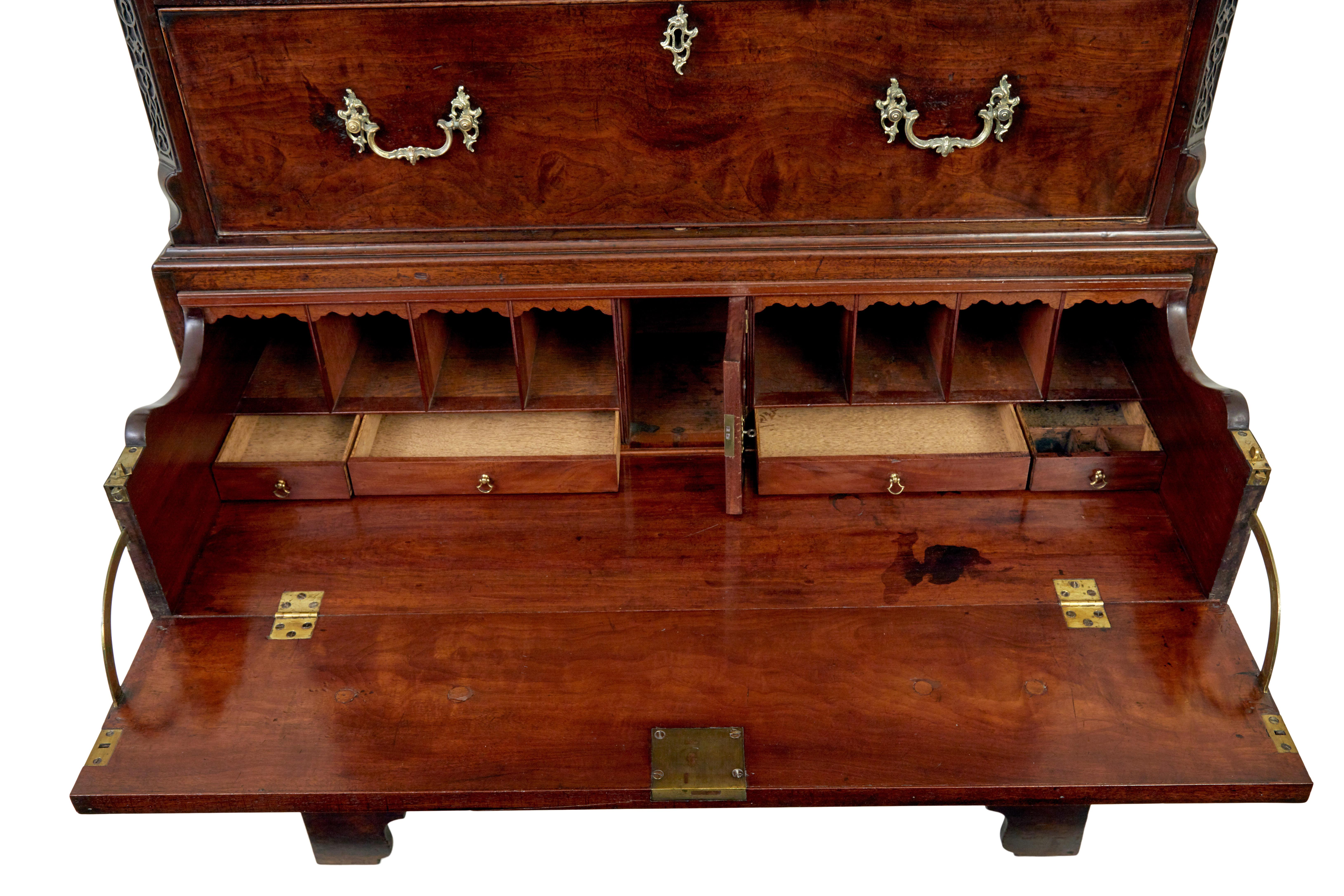 Early 19th century Georgian mahogany secretaire chest on chest en venta 2