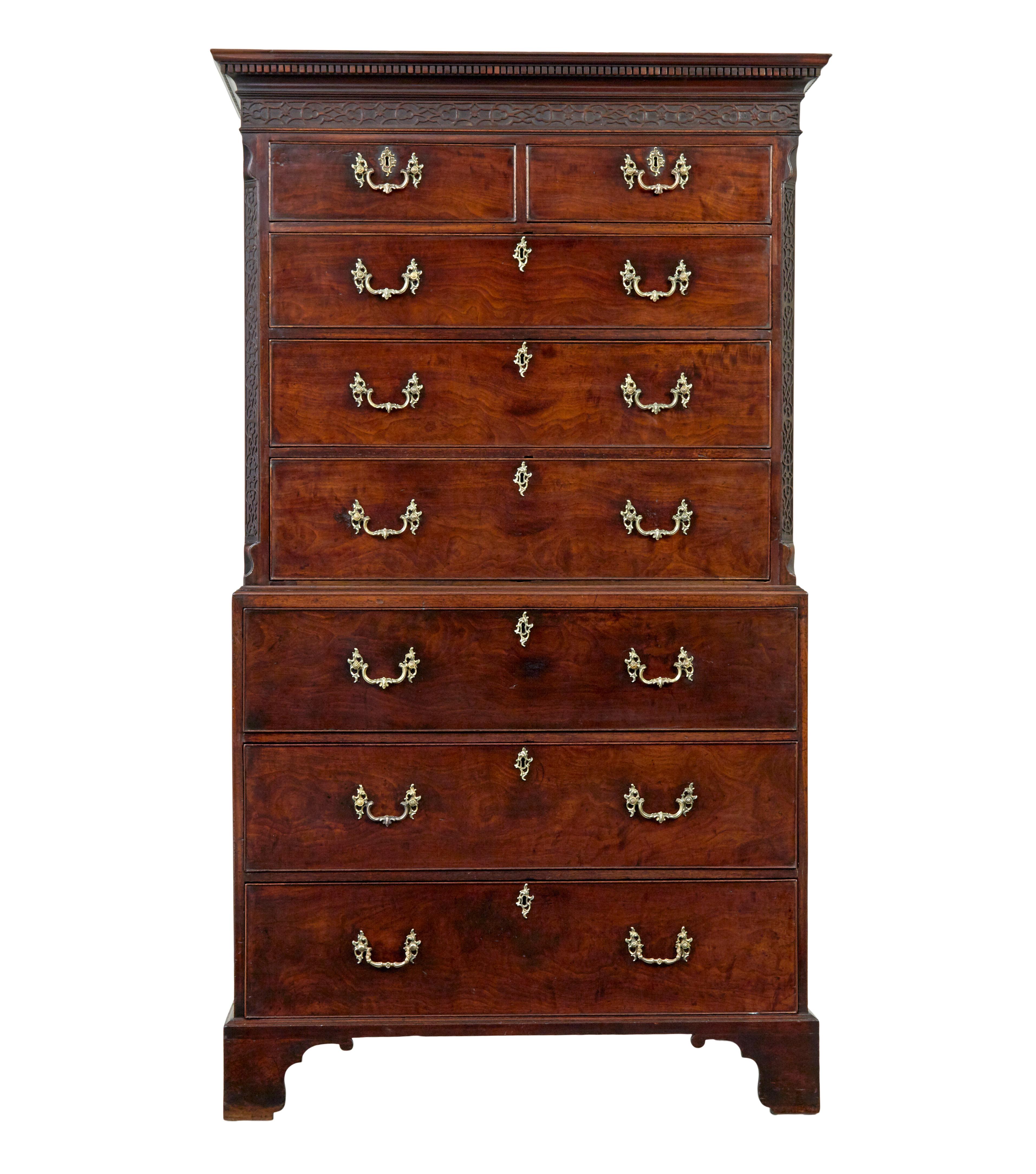 Commode en acajou de style géorgien du début du 19e siècle, vers 1800.

Coffre anglais de belle qualité que nous avons récupéré lors de nos voyages en Suède.

Composé de 2 parties.  La partie supérieure est ornée d'une corniche à denticules et de