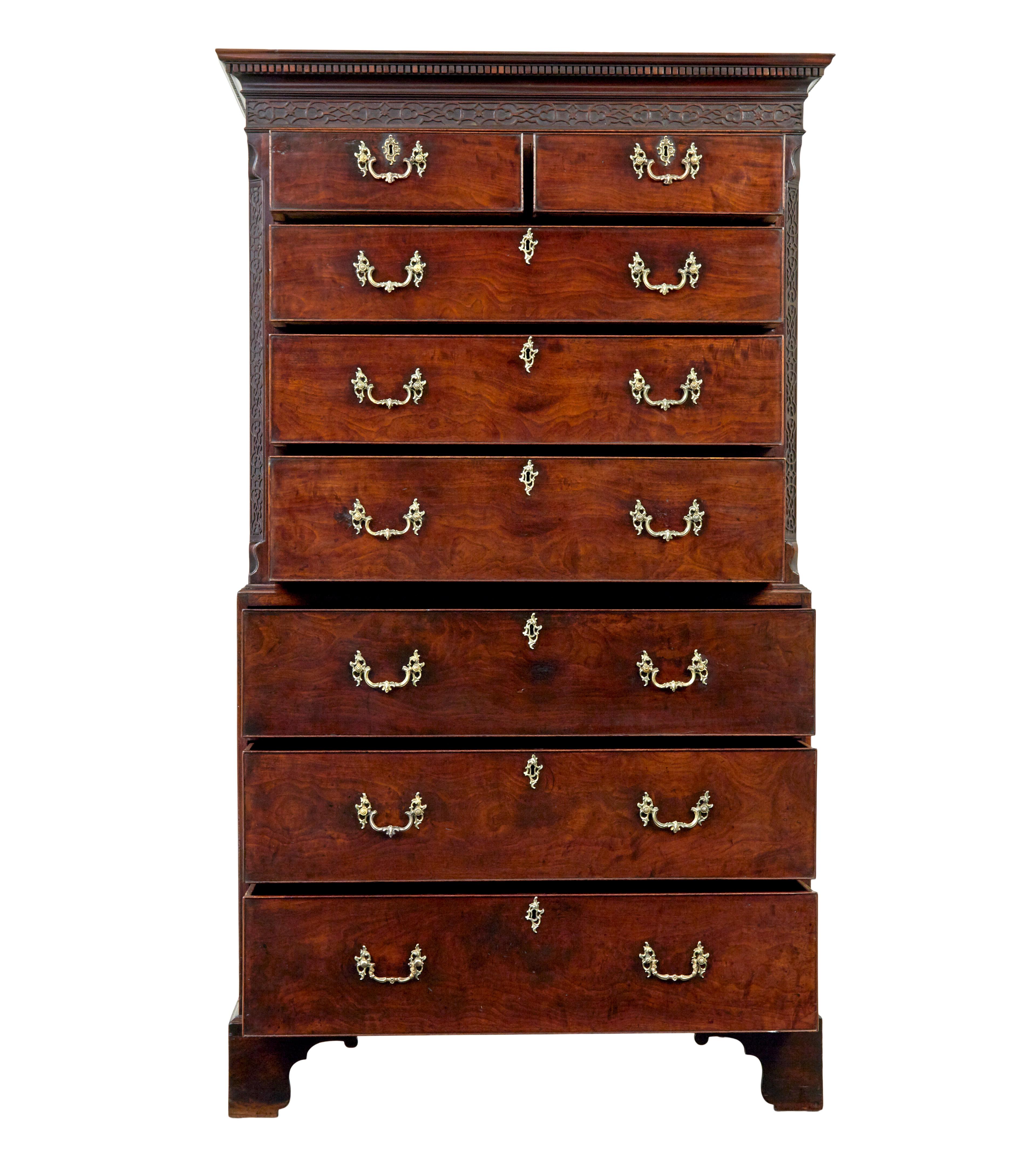 Early 19th century Georgian mahogany secretaire chest on chest Georgiano en venta