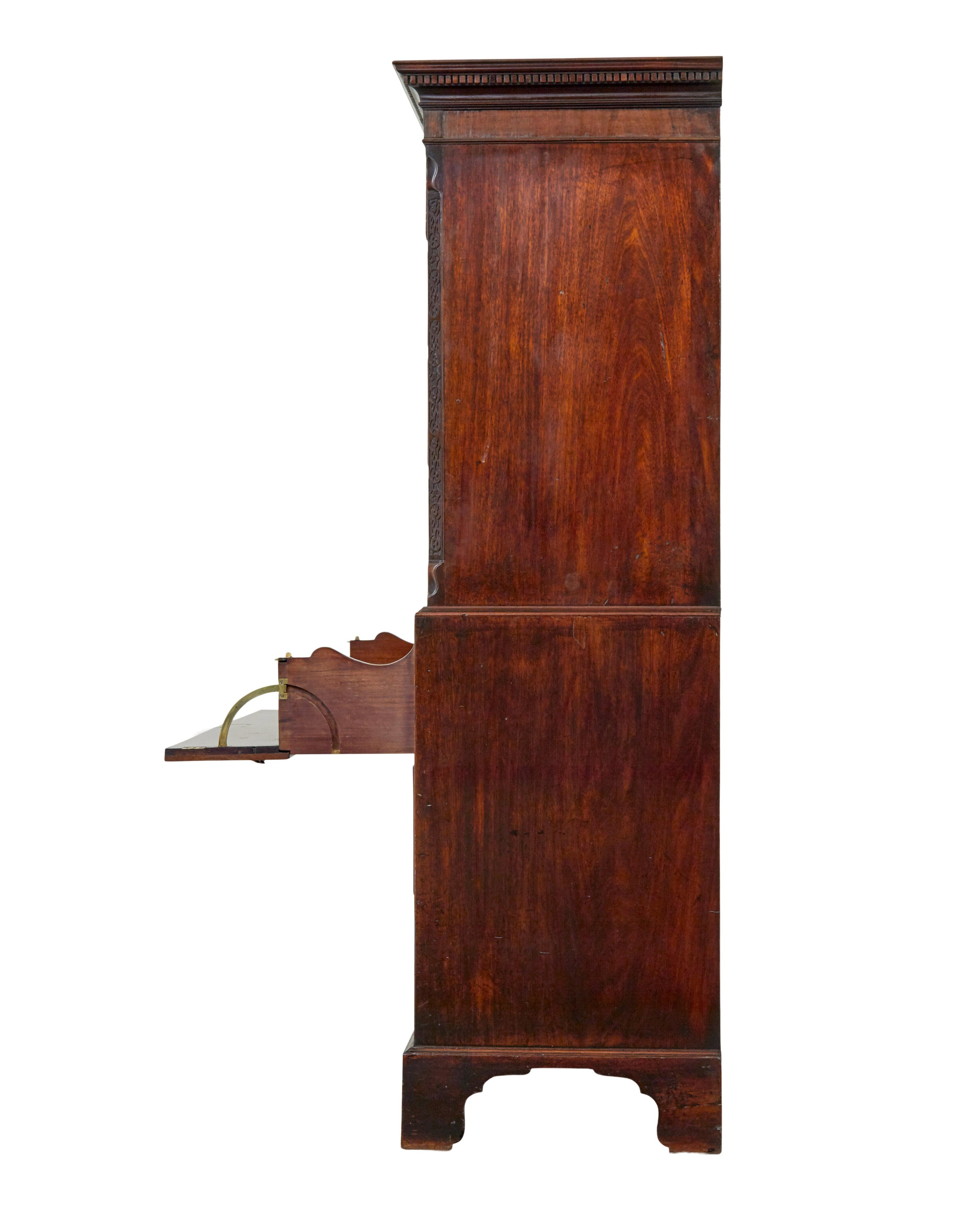 Early 19th century Georgian mahogany secretaire chest on chest Tallado a mano en venta