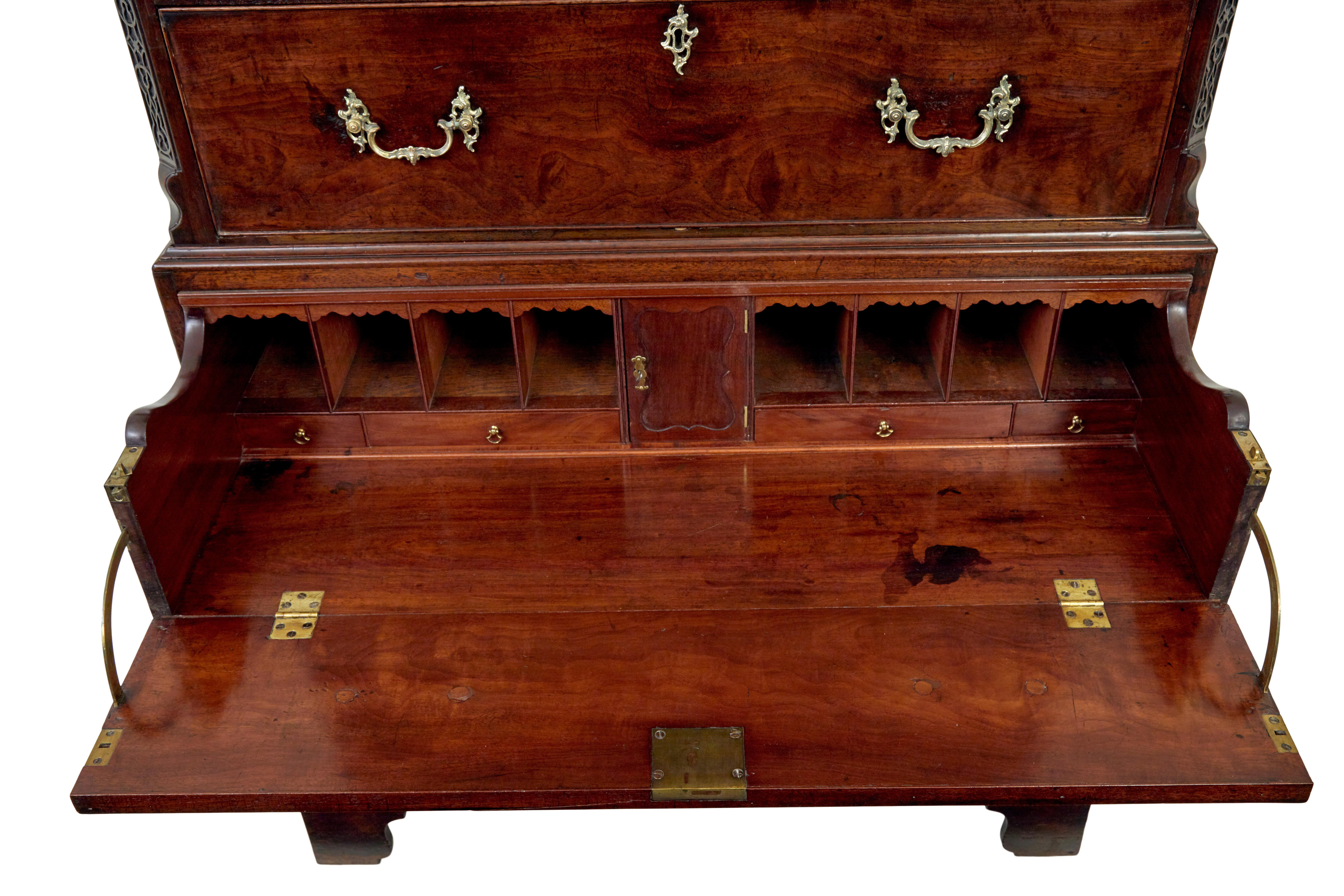 Early 19th century Georgian mahogany secretaire chest on chest en venta 1
