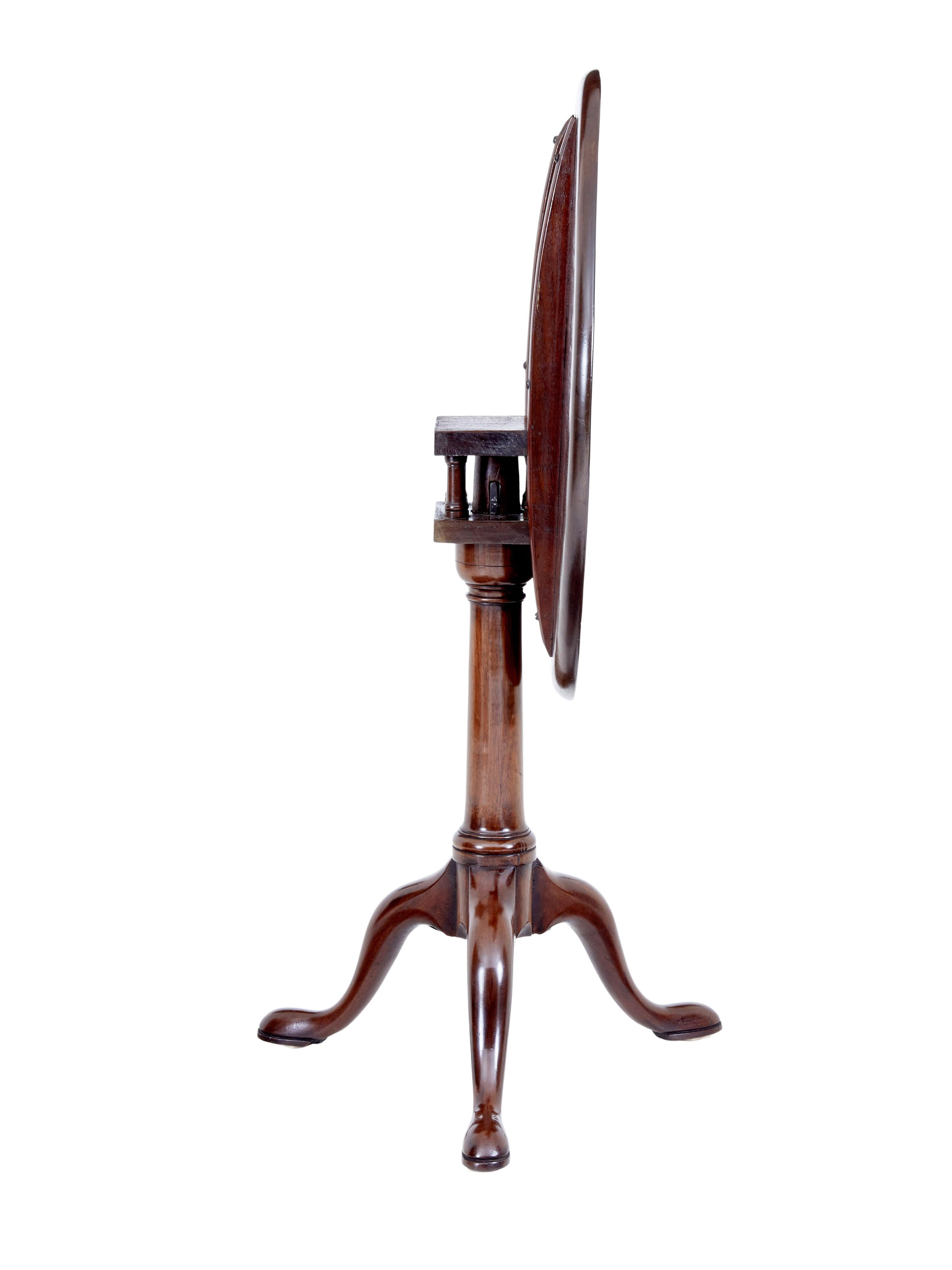 Früher georgianischer Mahagoni-Dreibeintisch des 19. Jahrhunderts, um 1800.

Gutes spätgeorgianisches Mahagoni mit runder Platte. Gestützt von Vogelkäfigspindeln und einem gedrechselten Schaft, stehend auf Cabriole-Beinen und pad-Fuß. Kippbar zur