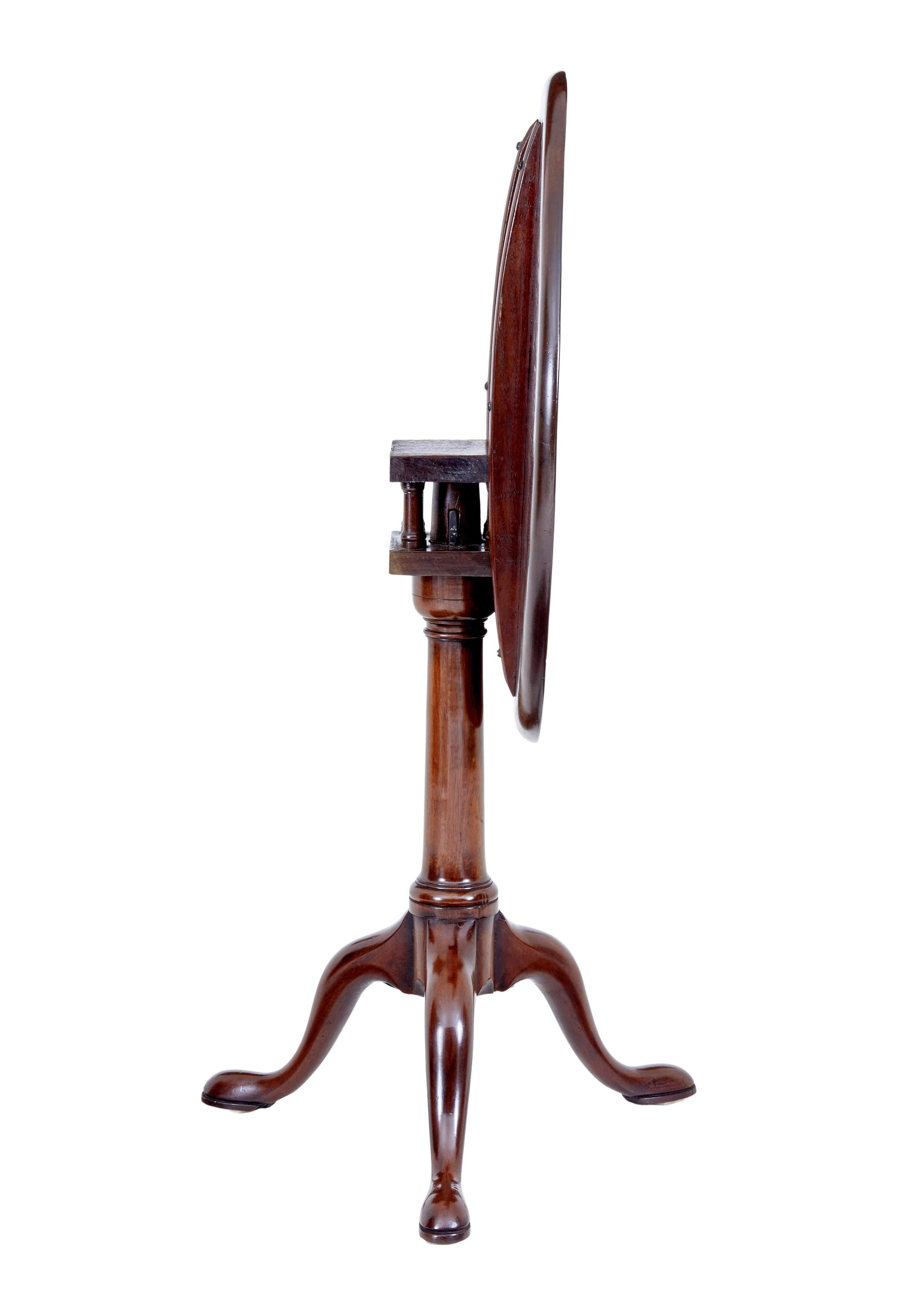 Früher georgianischer Mahagoni-Dreibeintisch des 19. Jahrhunderts, um 1800.

Gutes spätgeorgianisches Mahagoni mit runder Platte. Gestützt von Vogelkäfigspindeln und einem gedrechselten Schaft, stehend auf Cabriole-Beinen und pad-Fuß. Kippbar zur