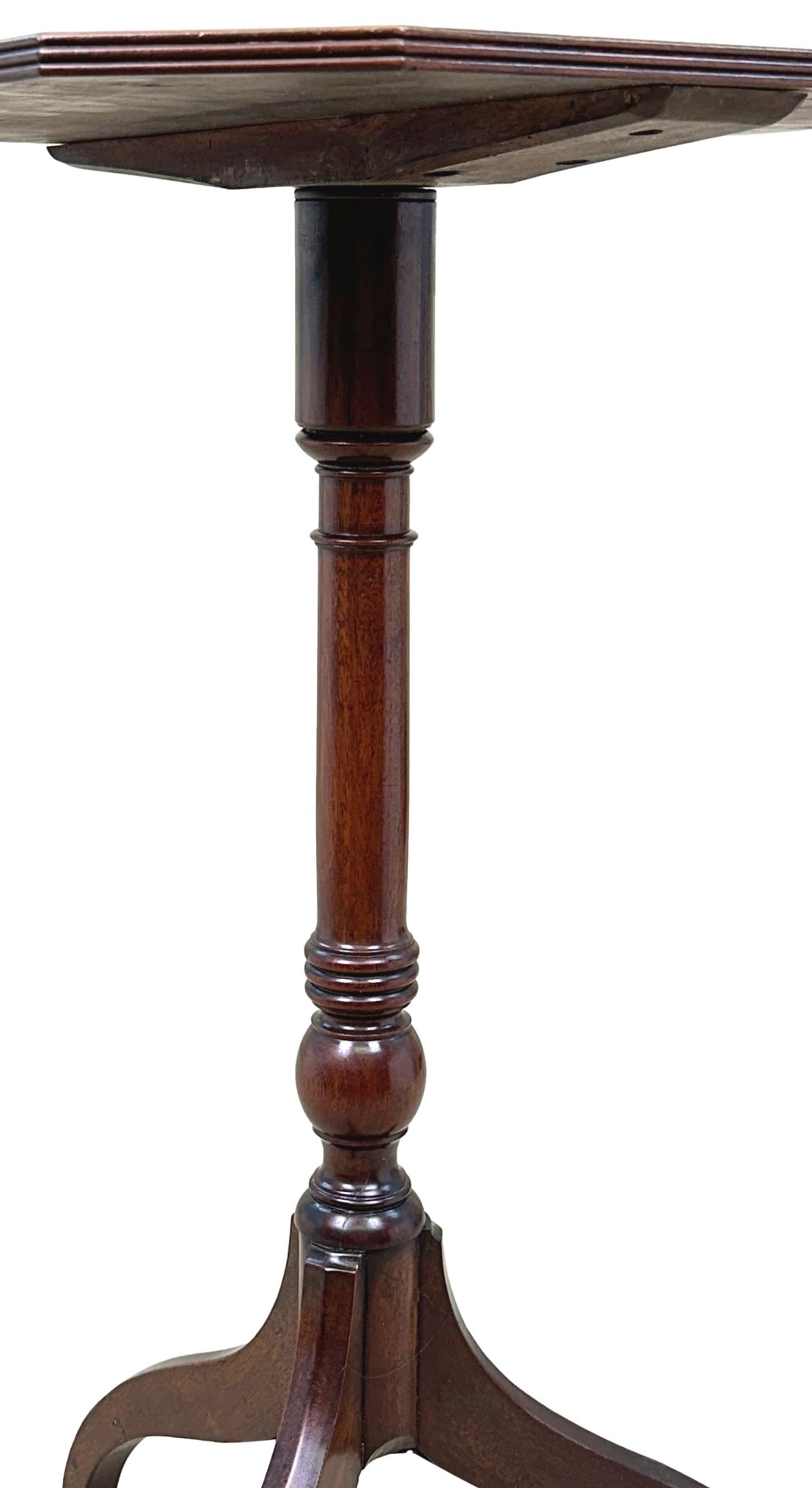 Table à vin ou table à lampe en acajou de très bonne qualité du début du XIXe siècle, de l'époque géorgienne ou régence, avec un plateau octogonal extrêmement bien figuré à bord cannelé, surmontant d'élégantes colonnes tournées et des pieds tripodes