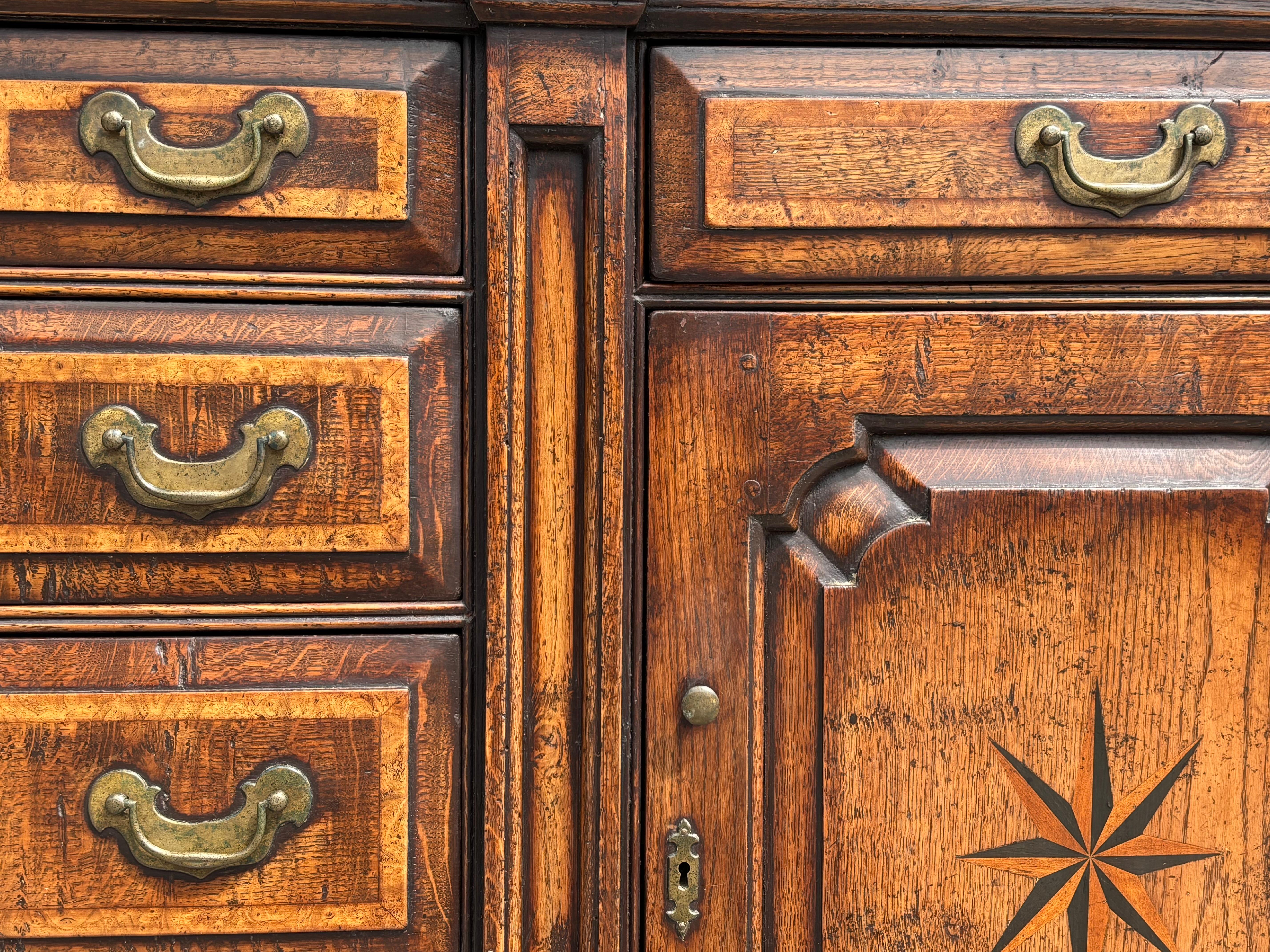 Base de commode du début du 19e siècle en chêne géorgien et ronce d'orme incrustée en vente 4