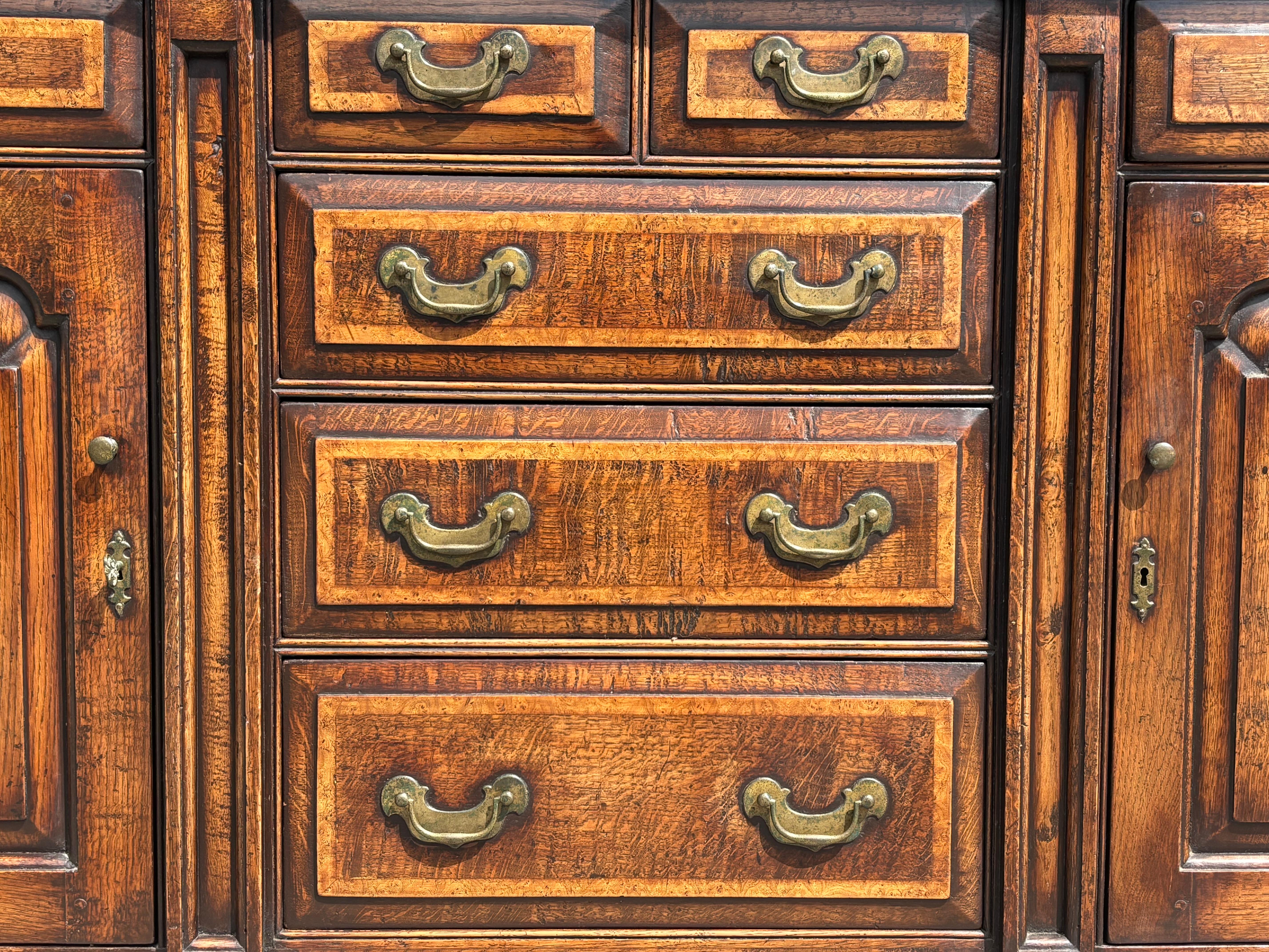 Base de commode du début du 19e siècle en chêne géorgien et ronce d'orme incrustée en vente 6