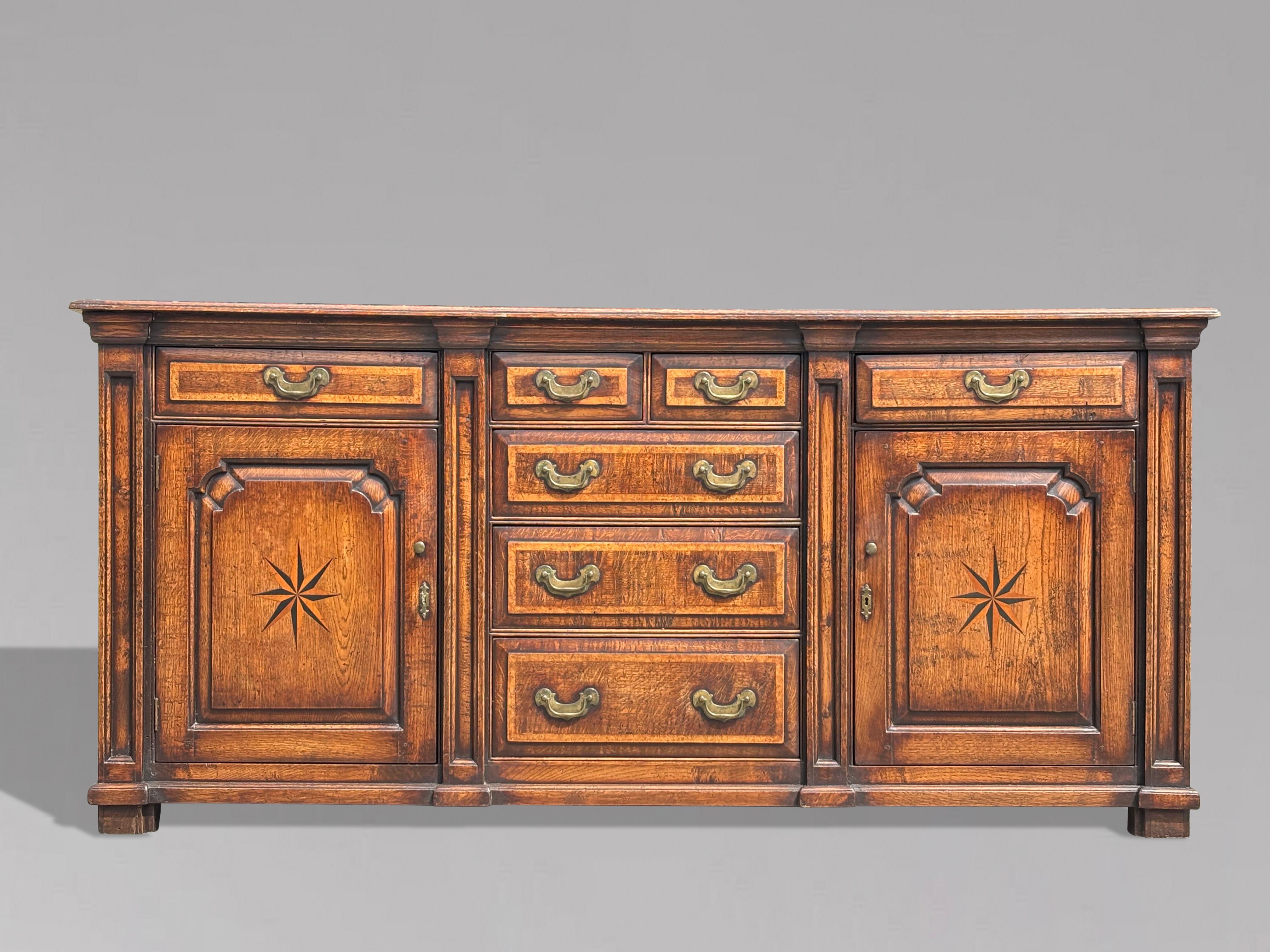 Britannique Base de commode du début du 19e siècle en chêne géorgien et ronce d'orme incrustée en vente