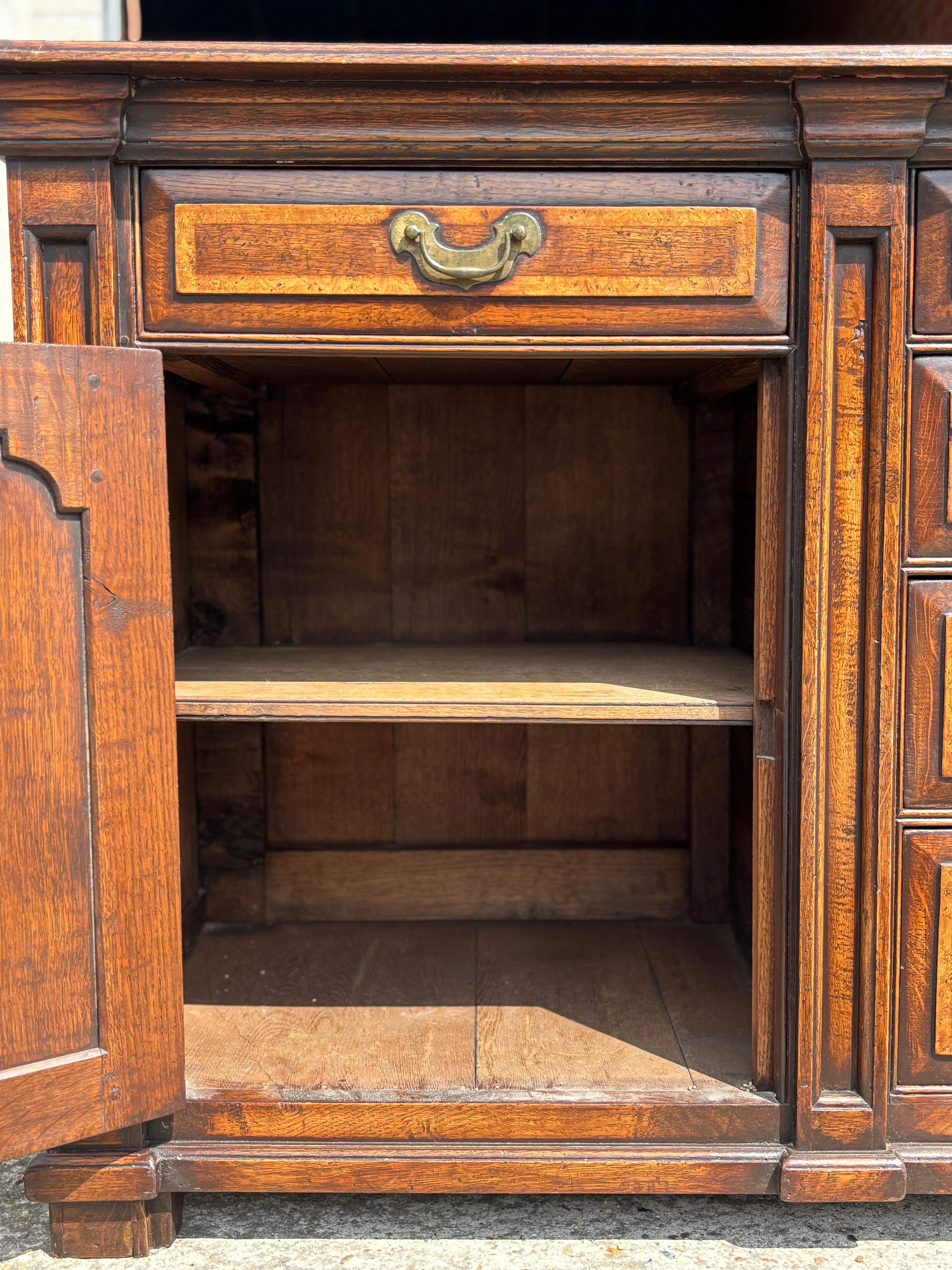 XIXe siècle Base de commode du début du 19e siècle en chêne géorgien et ronce d'orme incrustée en vente