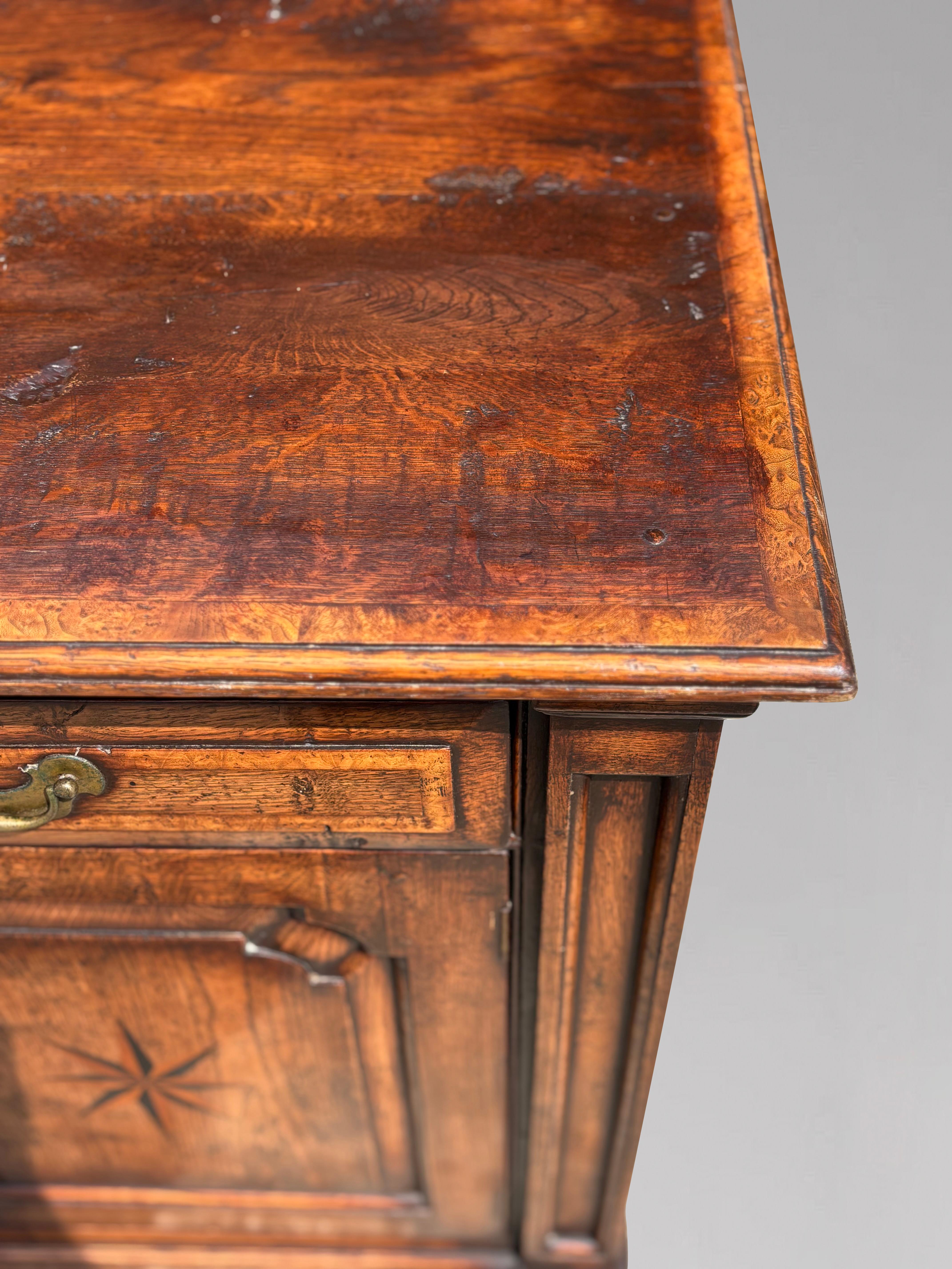 Base de commode du début du 19e siècle en chêne géorgien et ronce d'orme incrustée en vente 2