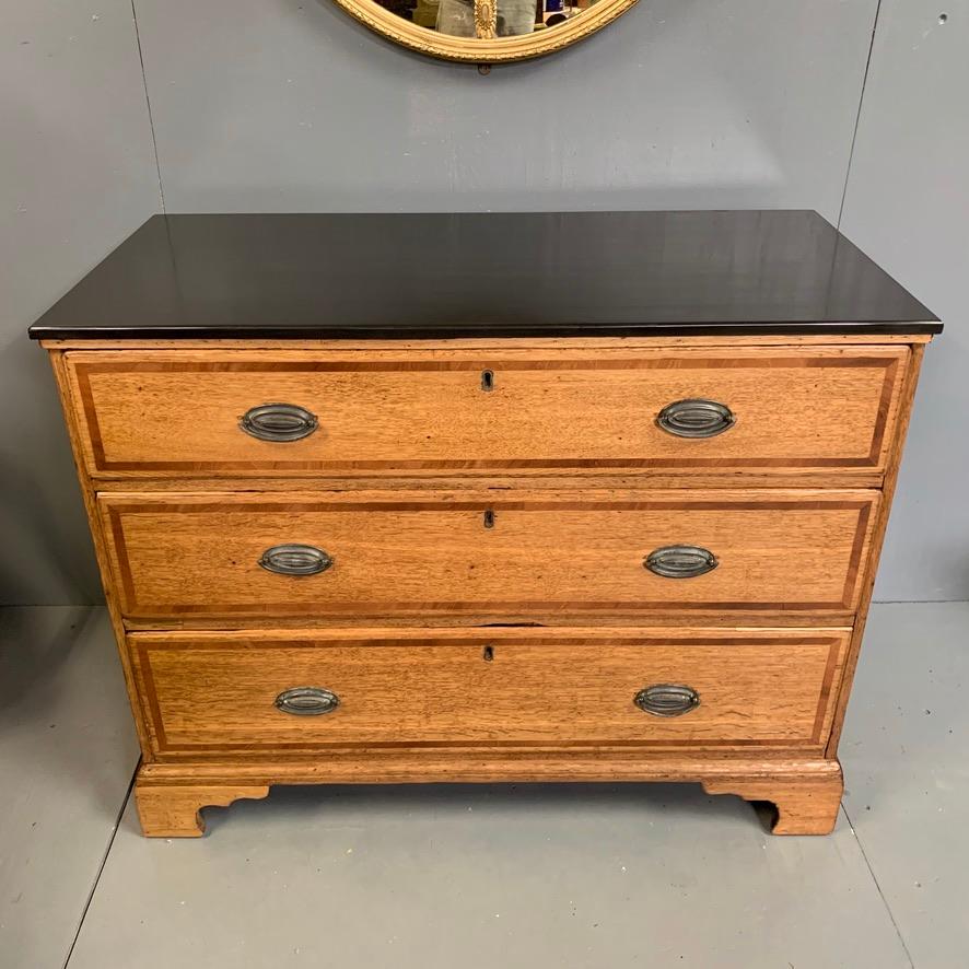 Early 19th Century Georgian Pale Banded Oak Chest of Drawers with a Slate Top 7