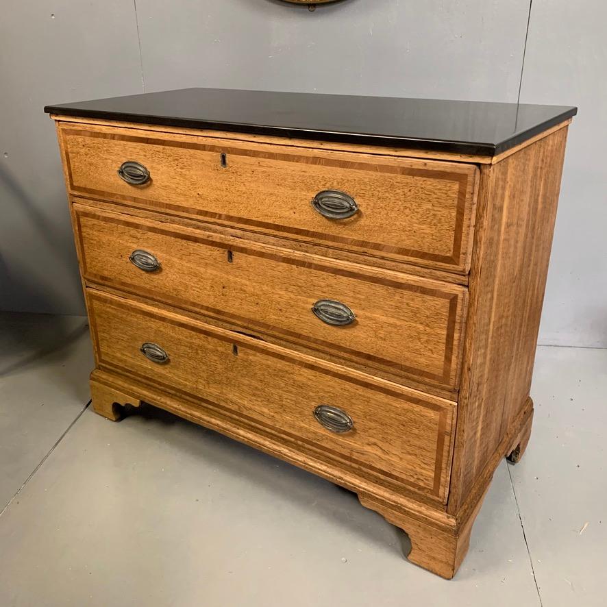 English Early 19th Century Georgian Pale Banded Oak Chest of Drawers with a Slate Top