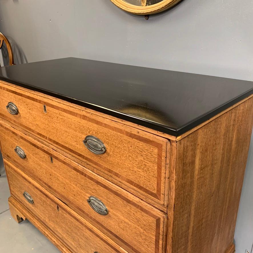 Early 19th Century Georgian Pale Banded Oak Chest of Drawers with a Slate Top In Good Condition In Uppingham, Rutland
