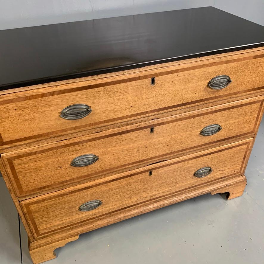 Early 19th Century Georgian Pale Banded Oak Chest of Drawers with a Slate Top 1