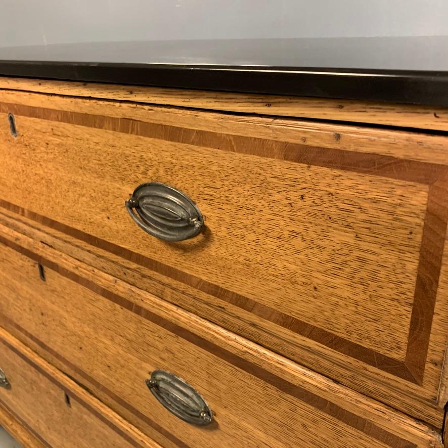 Early 19th Century Georgian Pale Banded Oak Chest of Drawers with a Slate Top 3
