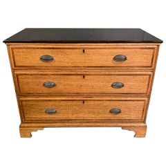 Early 19th Century Georgian Pale Banded Oak Chest of Drawers with a Slate Top
